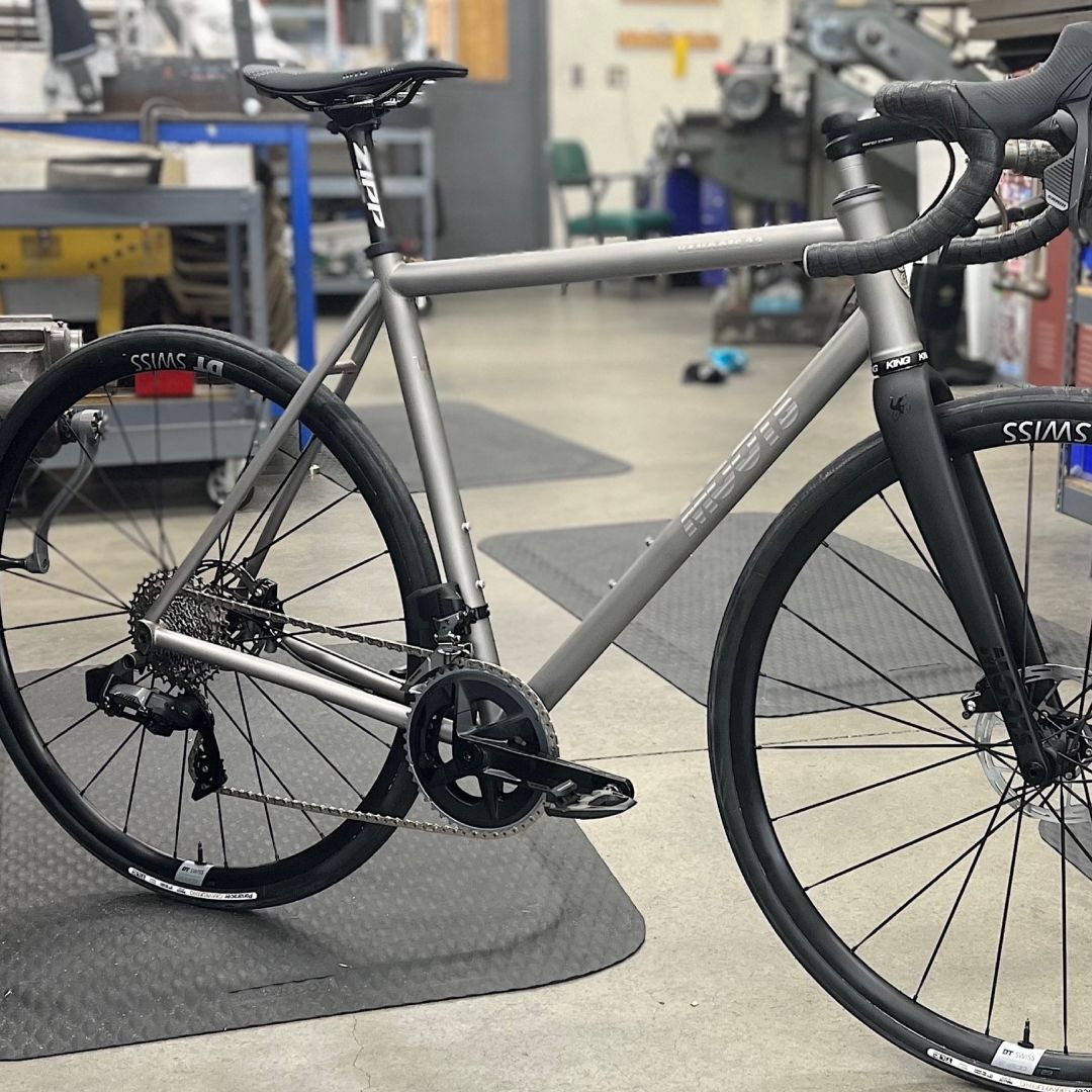 Moots introduces the Vamoots 33: A versatile titanium road bike