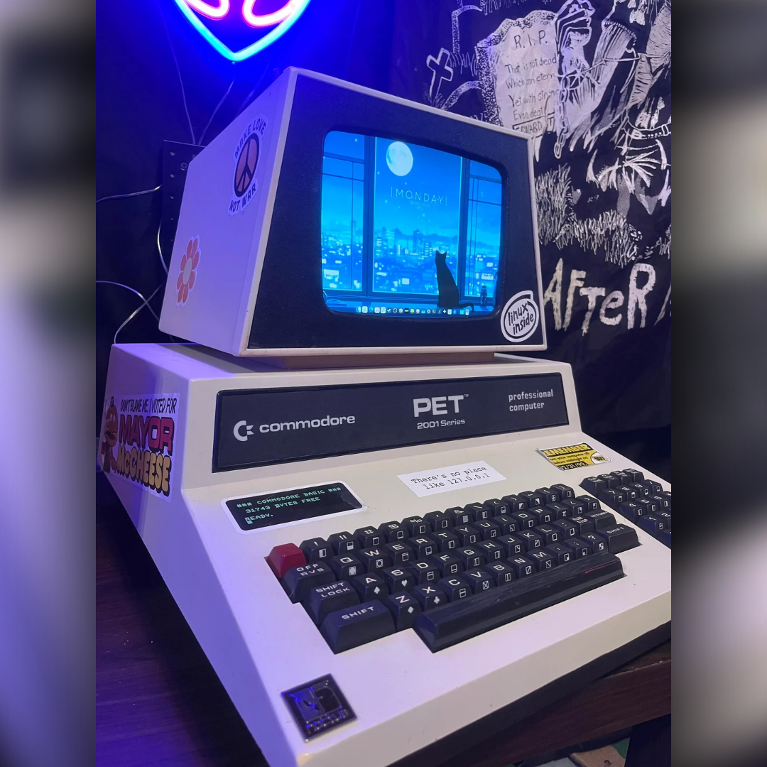 intelパソコン Enthusiast modder stuffs an entire gaming PC inside a gutted