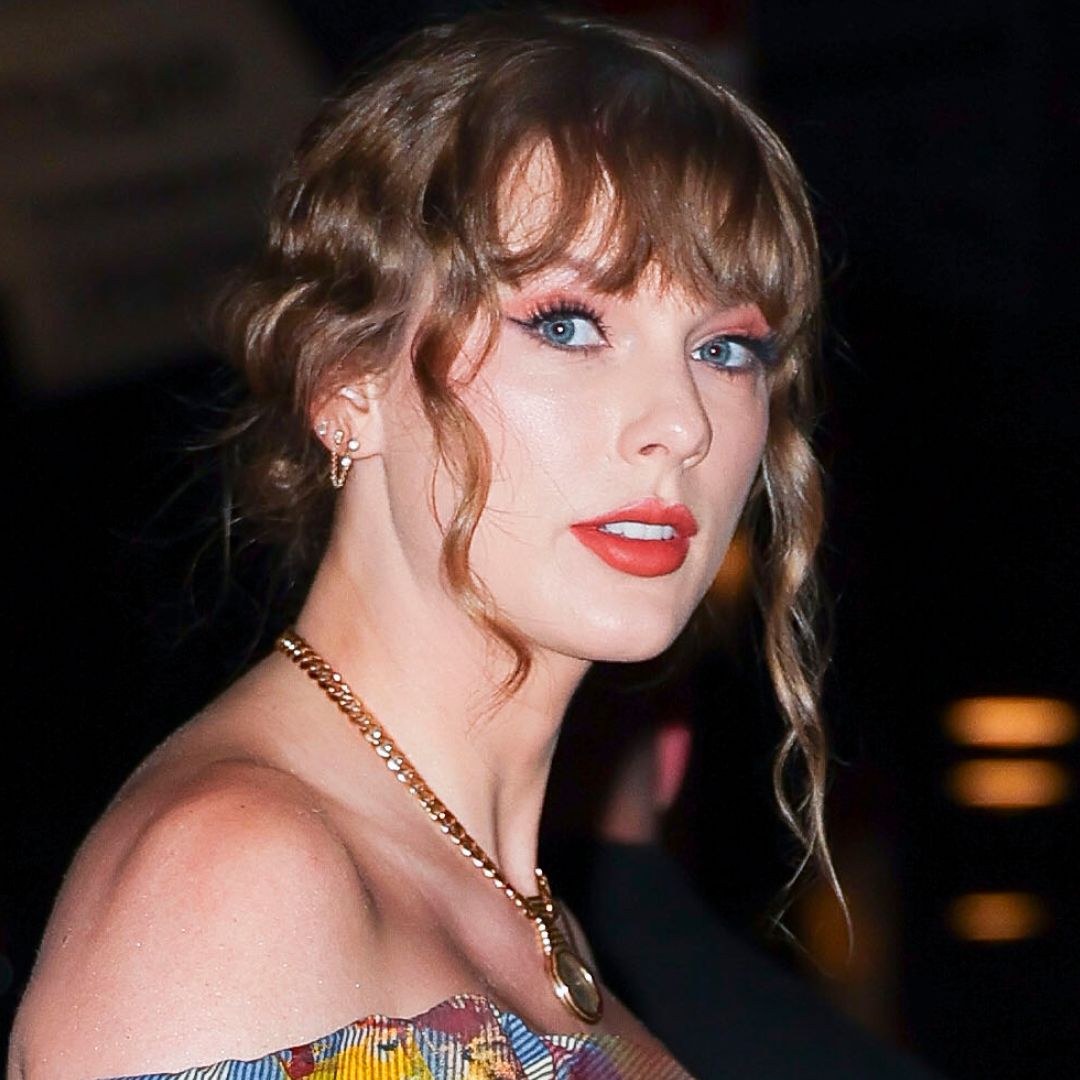 taylor swift lipstick cigarette Taylor Swift's Lipstick Is Completely Smudge-Proof Taylor Swift's Orange Lipstick Is