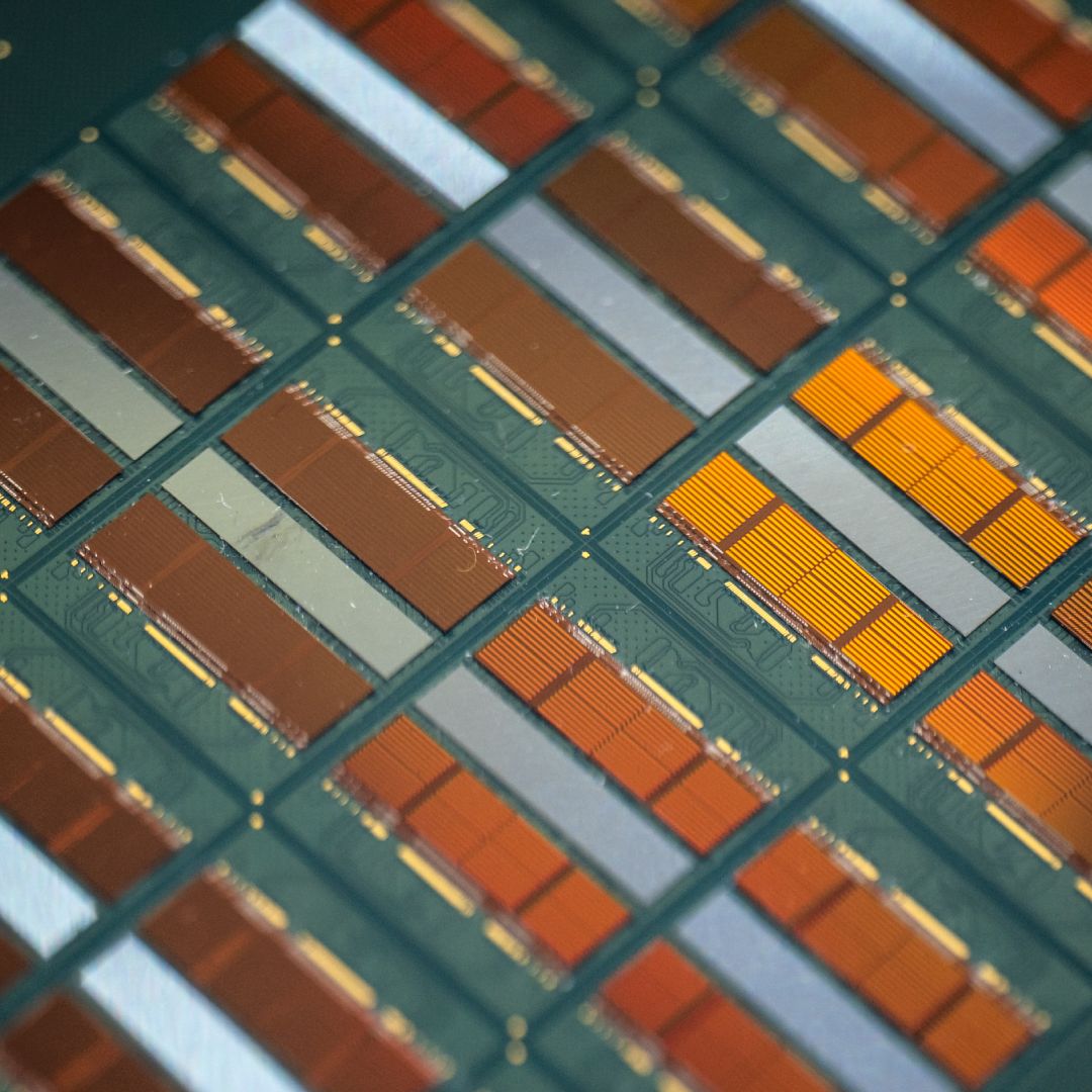Прямой стекинг DRAM против HBM: как PieceMakers меняет память для ИИ