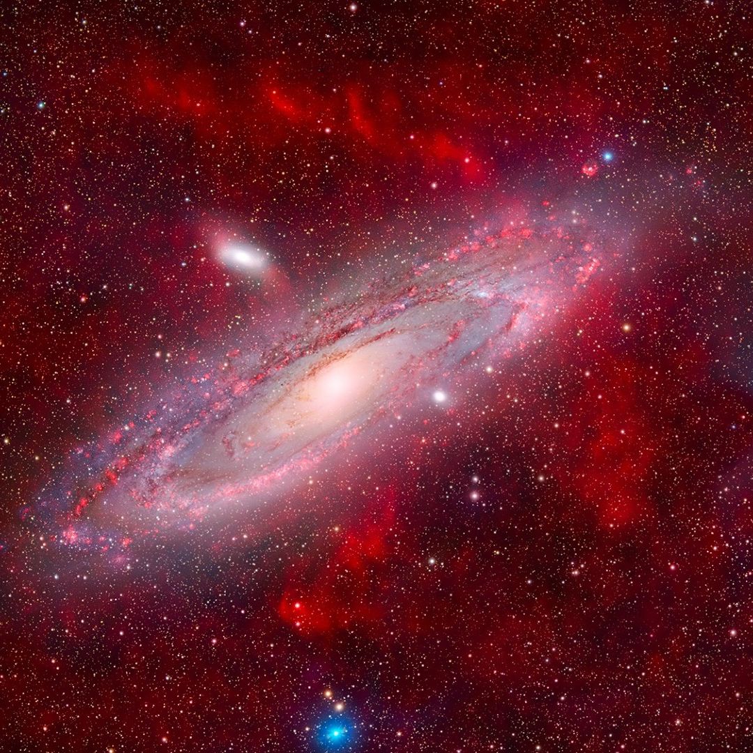 Gorgeous deep space photo captures the Andromeda Galaxy surrounded by  glowing gas | Space, image size:1080x1080