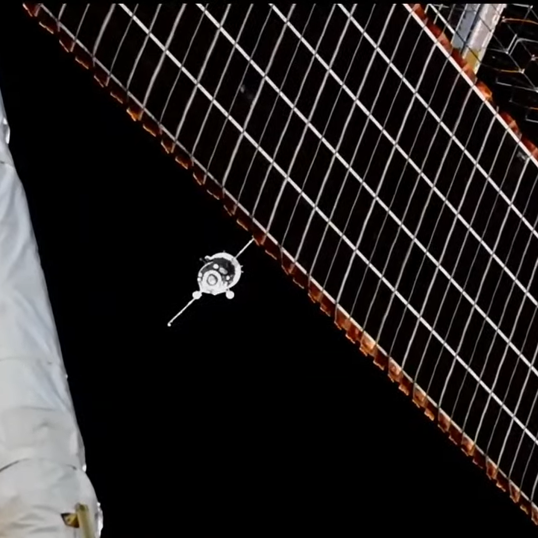 Japanese billionaire Yusaku Maezawa, two crewmates arrive at