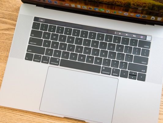 Apple MacBook Pro 15-inch (2018) USキーボード File:US keyboard on MacBook Pro 15-inch 2018.jpg - Wikimedia