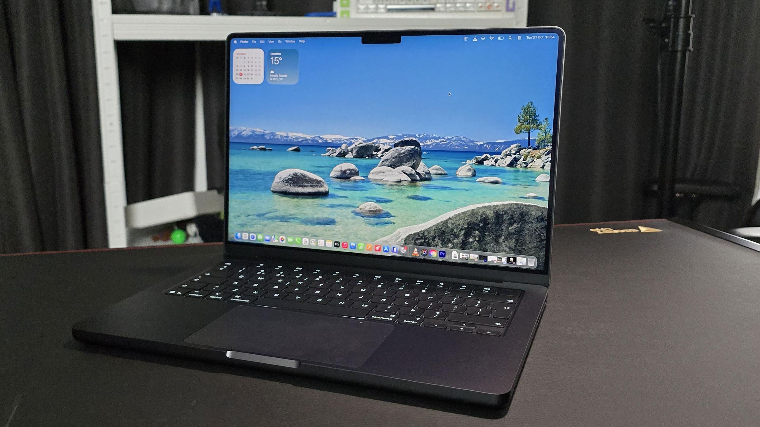 【2025最新os】MacBook Pro 15インチ　32gメモリー 2025最新os】MacBook Pro 15インチ 32gメモリー