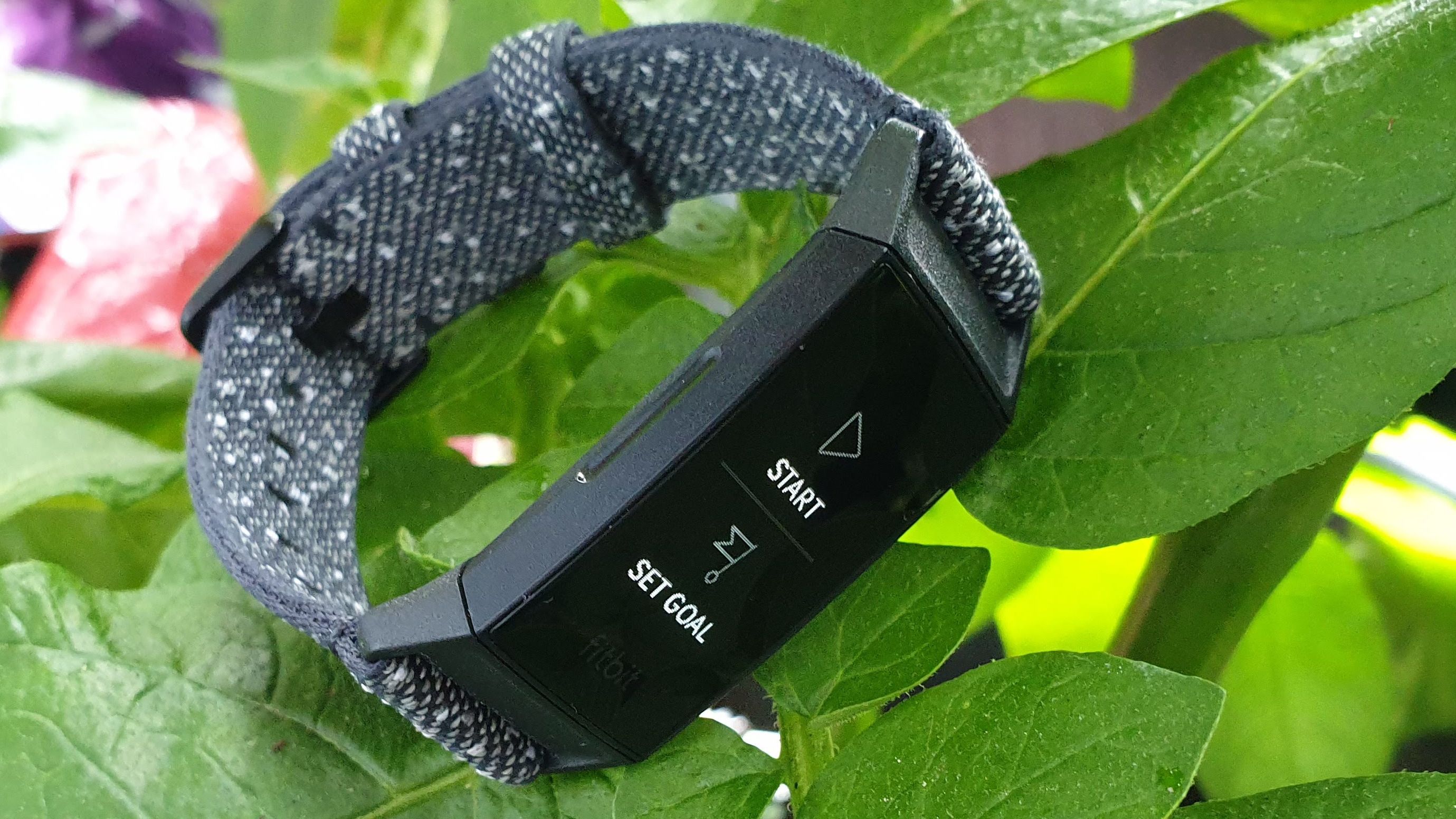 Amazon.com: Fitbit Charge 4 Black Advanced Fitness Tracker