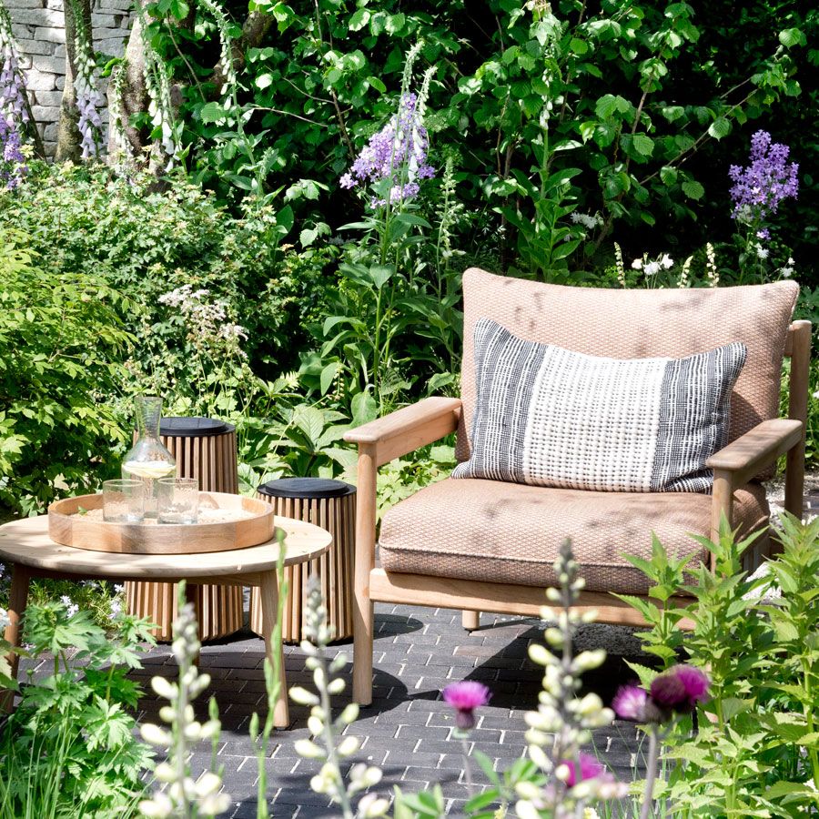 courtyard garden with seats, table and flowers
