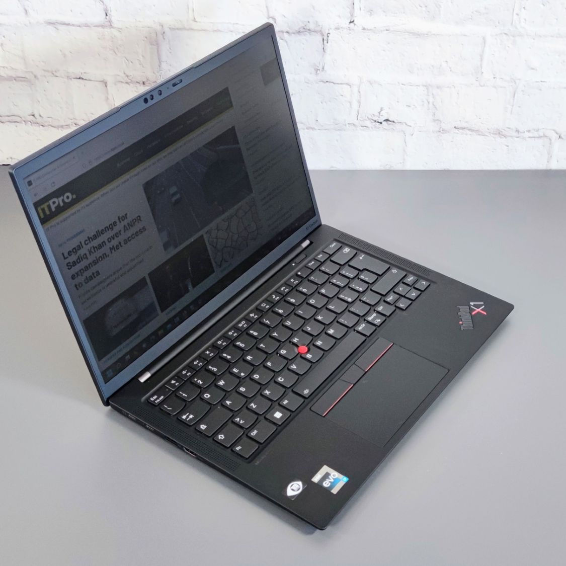 rick22年 Thinkpad X1 carbon gen10 ② ThinkPad X1 Carbon Gen 10 (2022) | Ultralight, super
