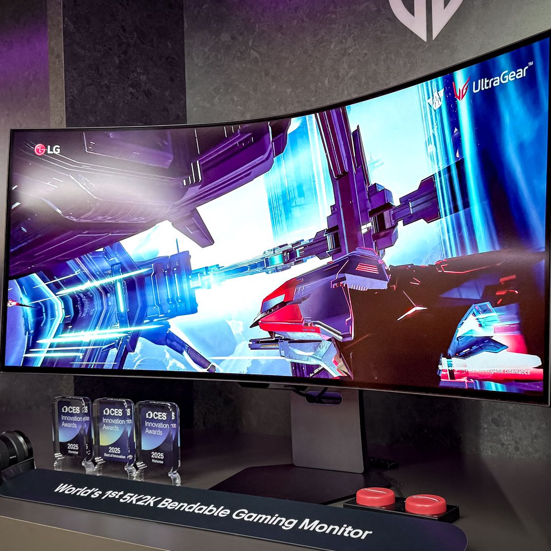 I tried LG's bendable 5K2K OLED gaming monitor and it's