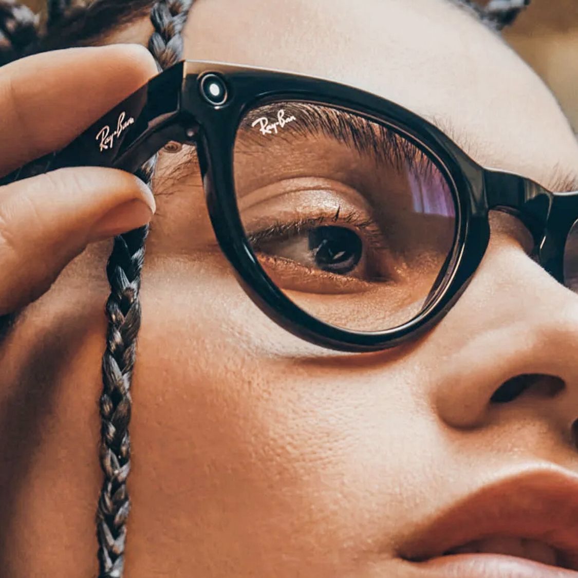 Behavioral Clues That May Suggest Smart Glasses