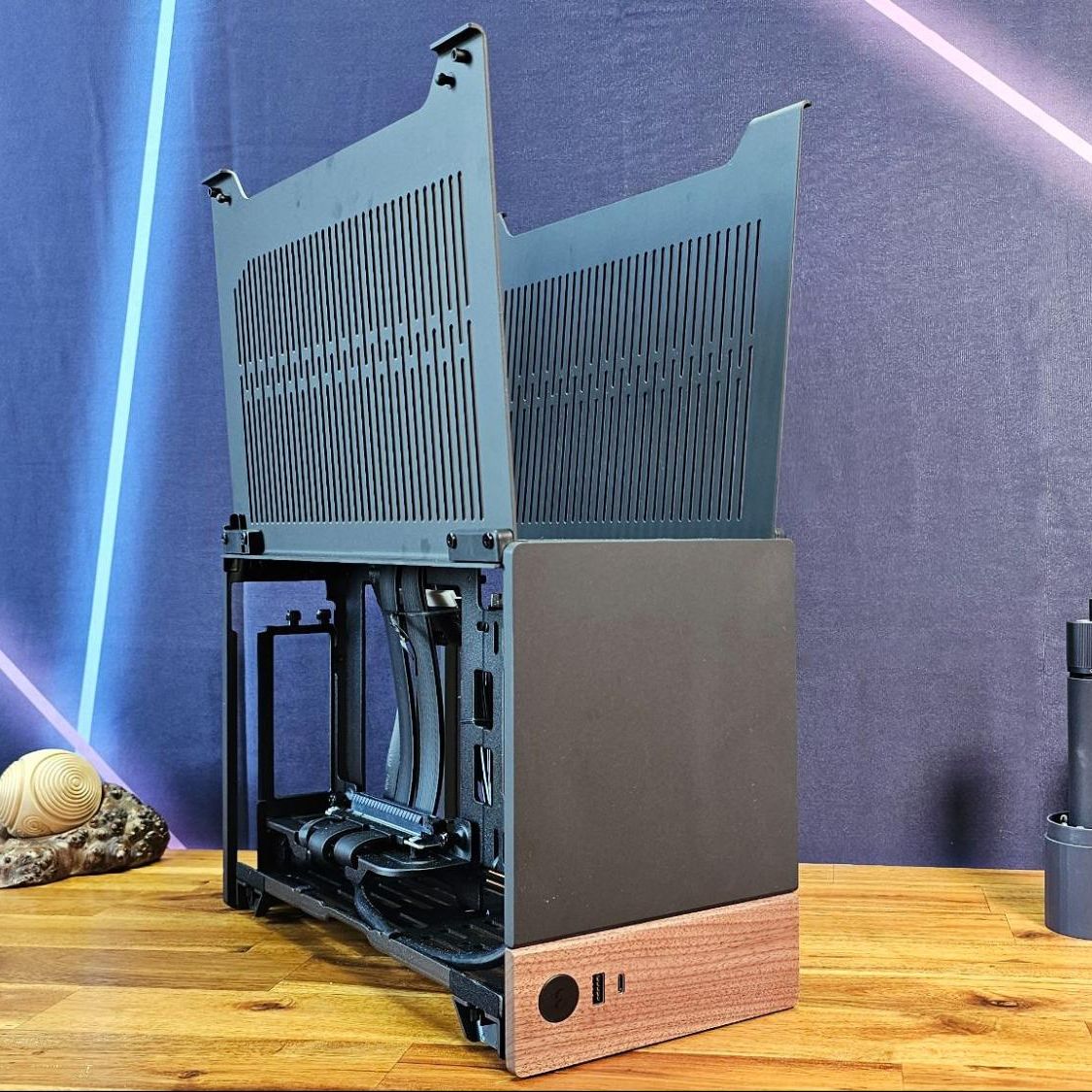 Fractal Terra ITXケース (ブラック) Fractal Terra Mini-ITX Case Review - PC Perspective