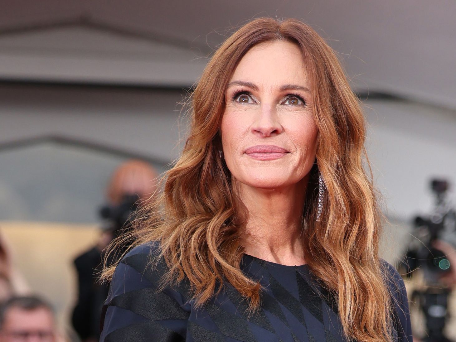 julia roberts blue dress Julia Roberts' Navy Blazer Look Is a Fall Staple Copy It for $35