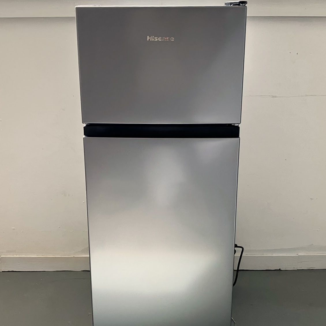 Hisense LMT43M6AVE 4.4-cu ft Mini Fridge with Freezer review | Top Ten  Reviews, image size:1130x1130