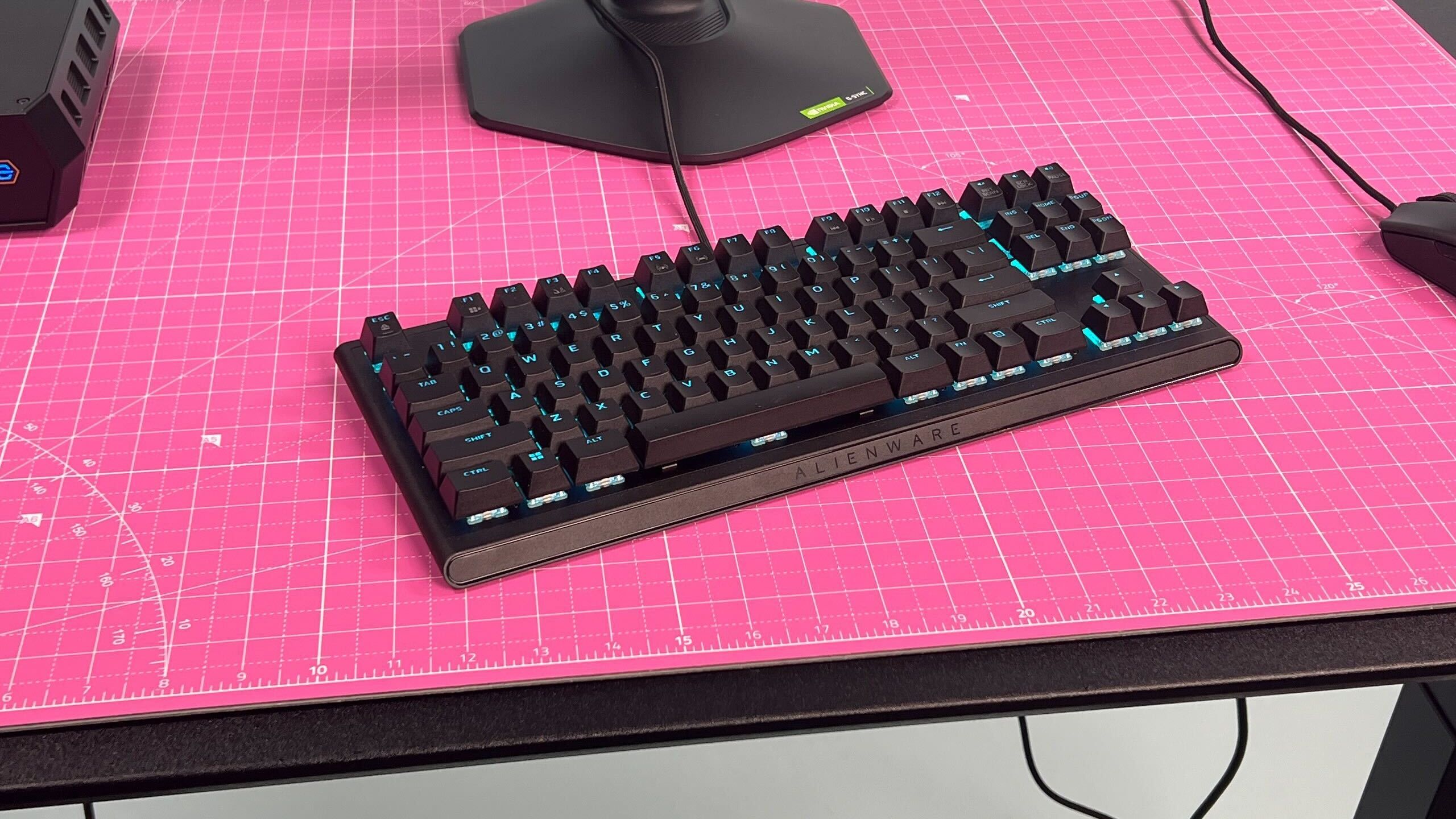 ALIENWARE　AW420Kメカニカルキーボード　エイリアン　ゲーミング Amazon.com: Dell Alienware Tenkeyless Gaming Keyboard