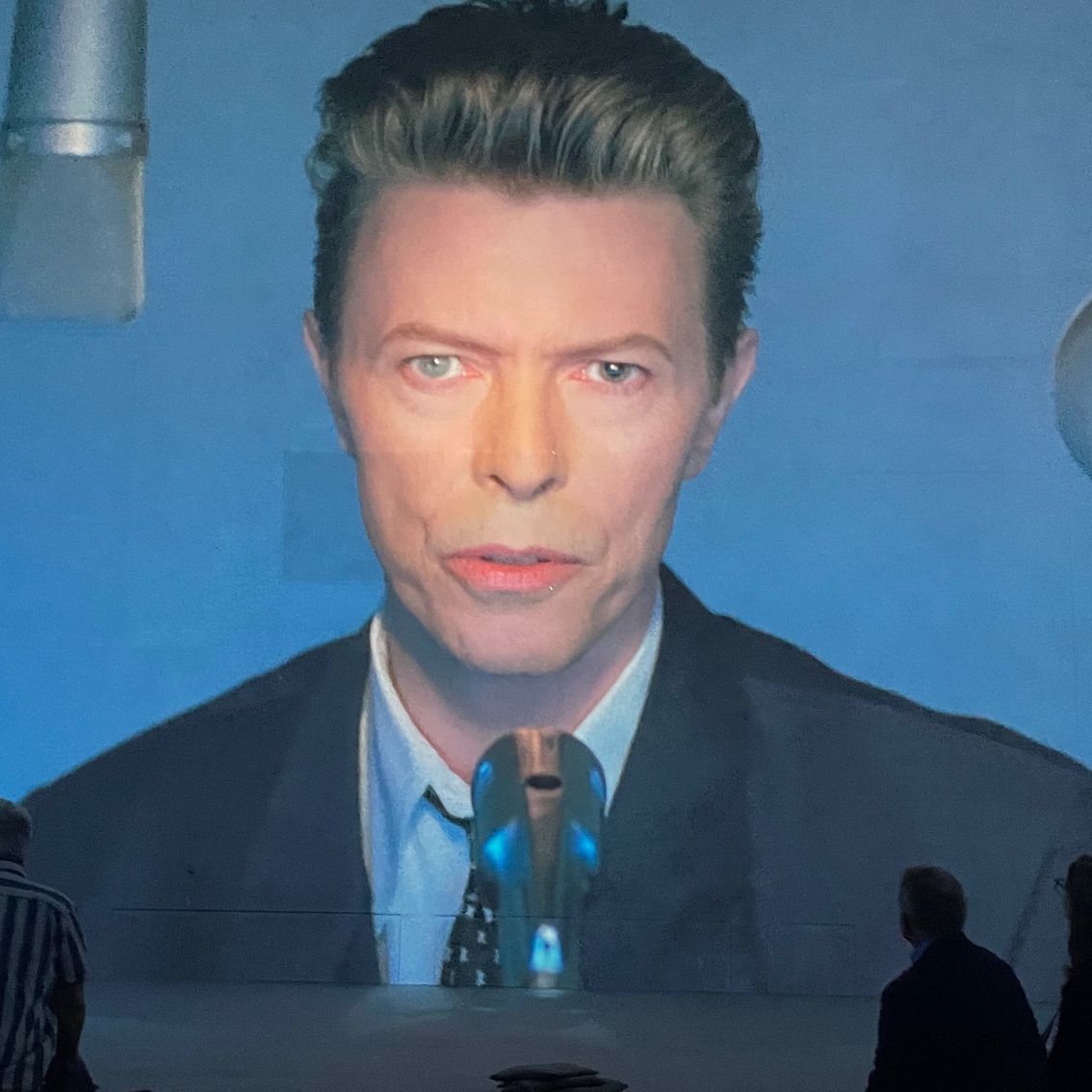 I listened to David Bowie in a 360-degree show, and now I've seen