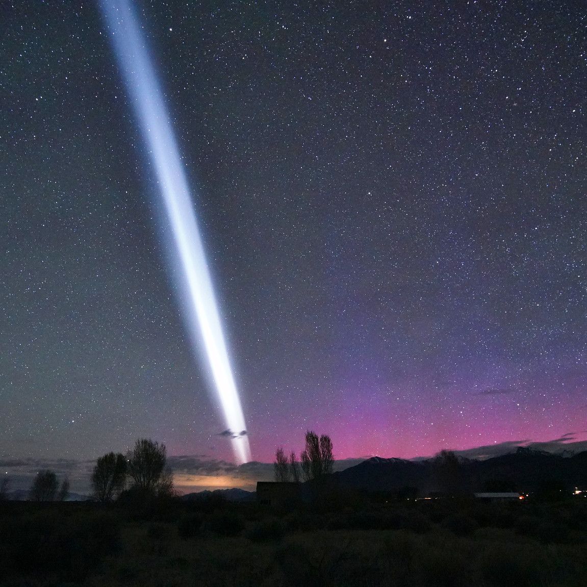 Chinese rocket dumps fuel over US to paint colossal white