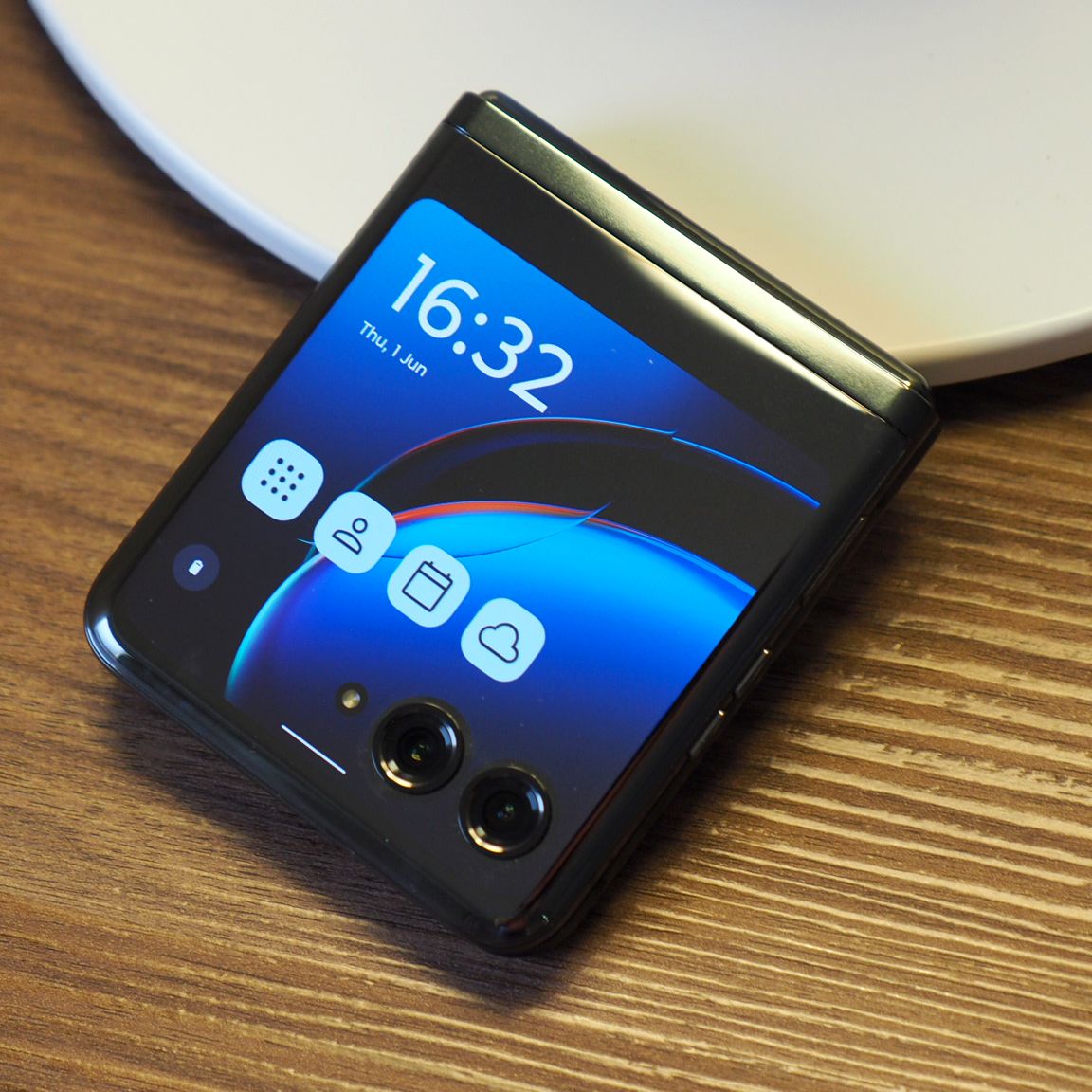 みっちー　Motorola razr 40 2台 デュアルスクリーンスマートフォン | motorola razr 40