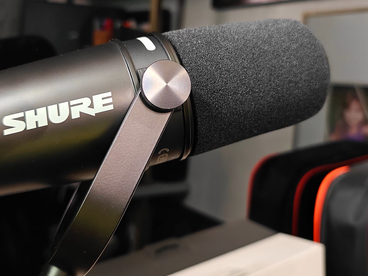 新品未開封　SHURE MV7 銀色 MV7 - Shure | 完実電気株式会社 | KANJITSU DENKI CO.,LTD