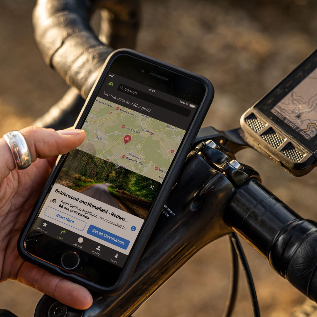 A cyclist using komoot