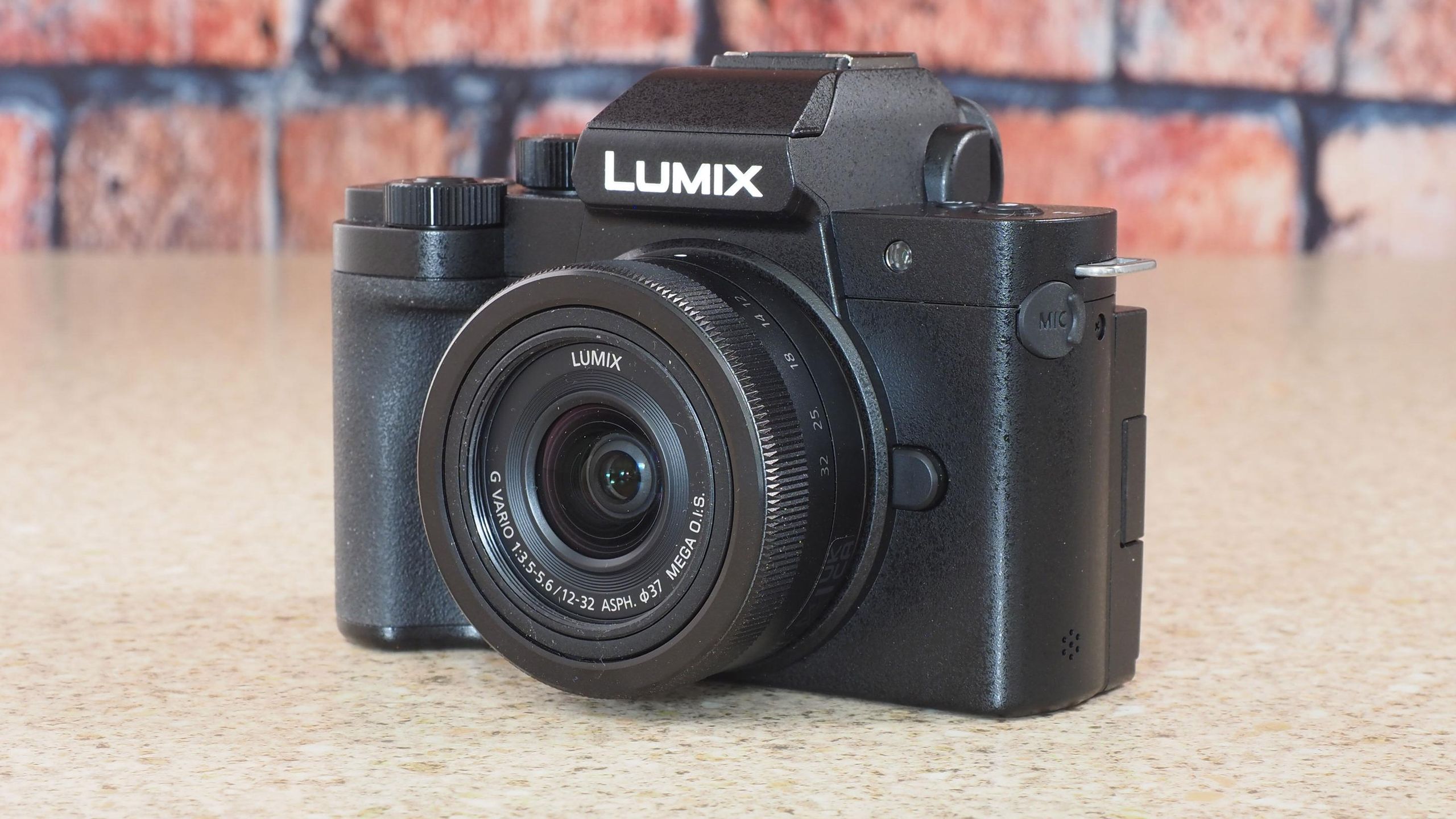 Panasonic　LUMIX　G100D Amazon.com : Panasonic Lumix G100D 4K Mirrorless Vlogging Camera