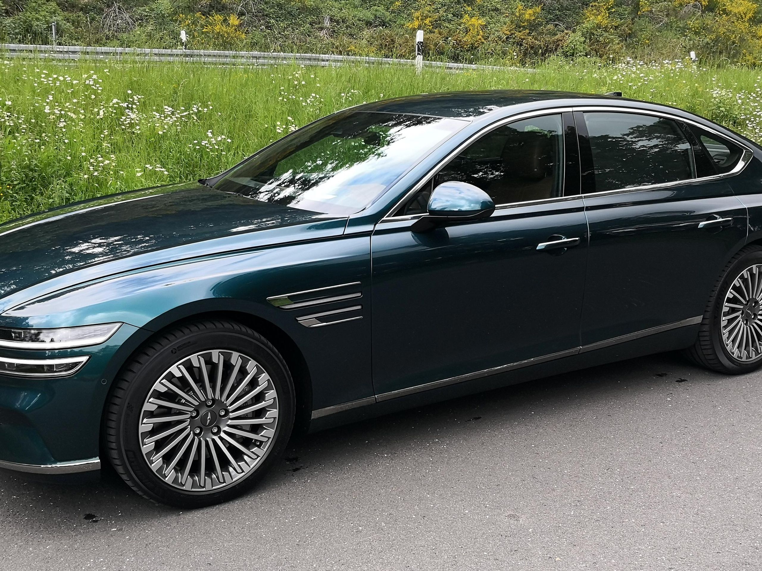 グラントイーワンズ　g80 Genesis Electrified G80 EV first drive: power and luxury in equal