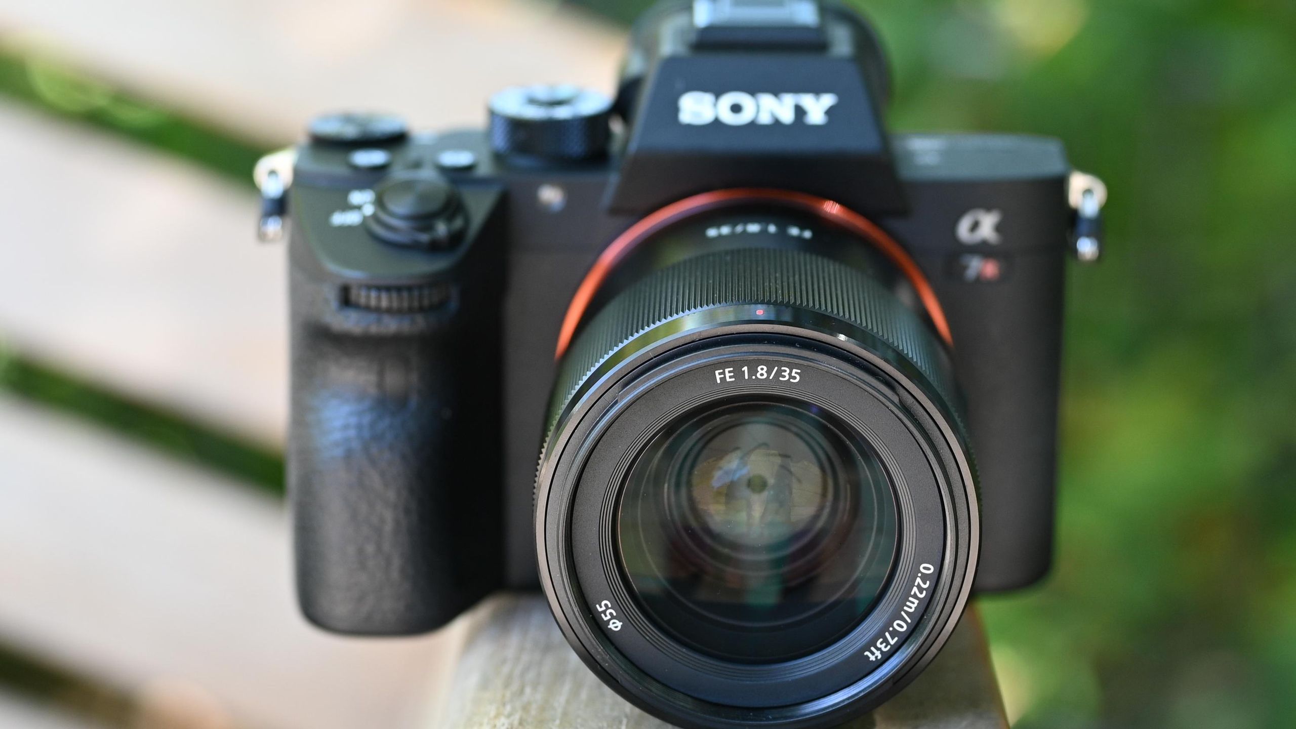 Sony FE 1.8/35 0.22m/0.73ft レンズ Sony FE 35mm f/1.8 review |