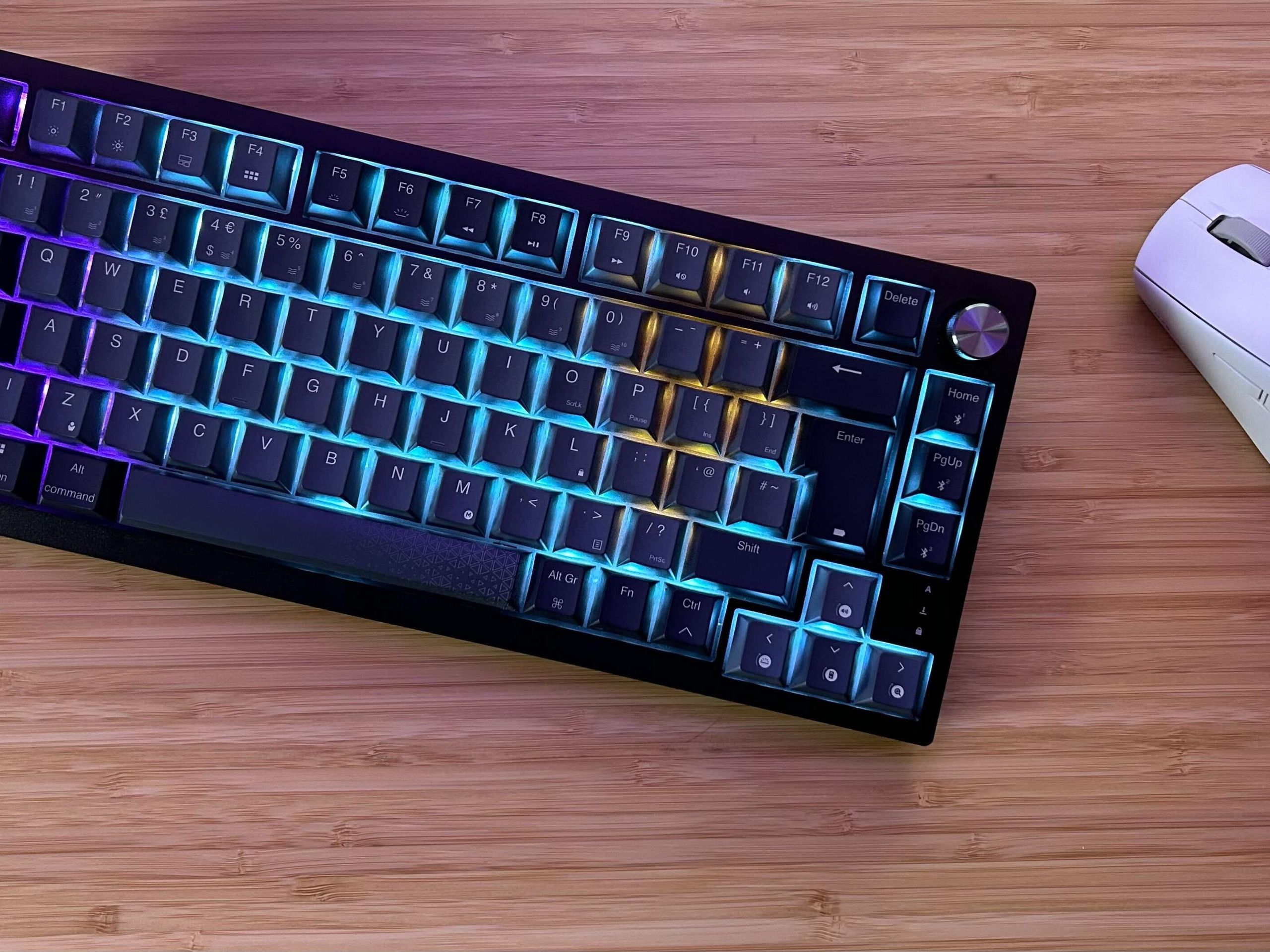セット vaultroom Corsair K65 Plus Wireless vaultroom × Corsair K65 Plus Wireless – VAULTROOM