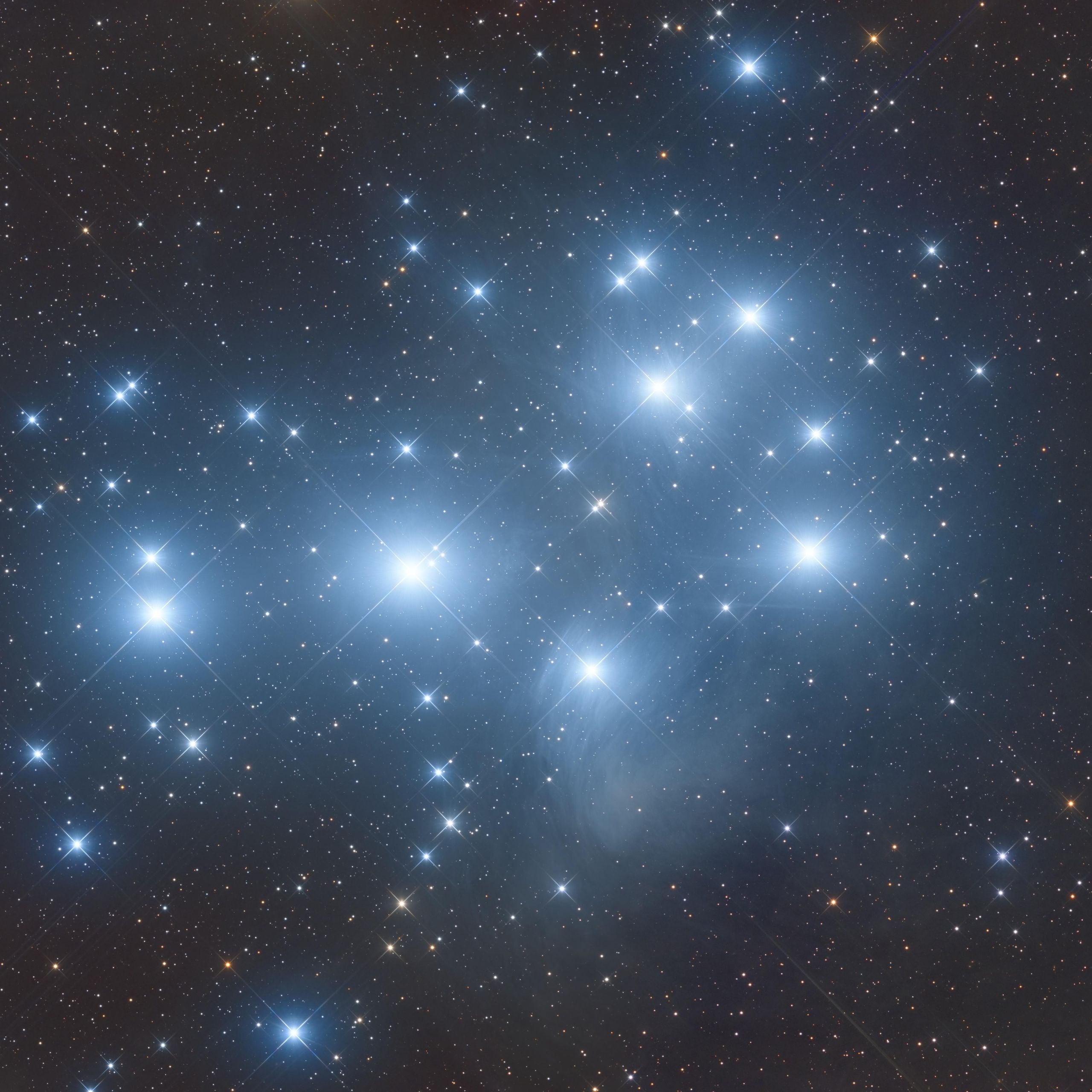Twinkling Stars: Skywatcher Snaps Stunning View of Pleiades Star