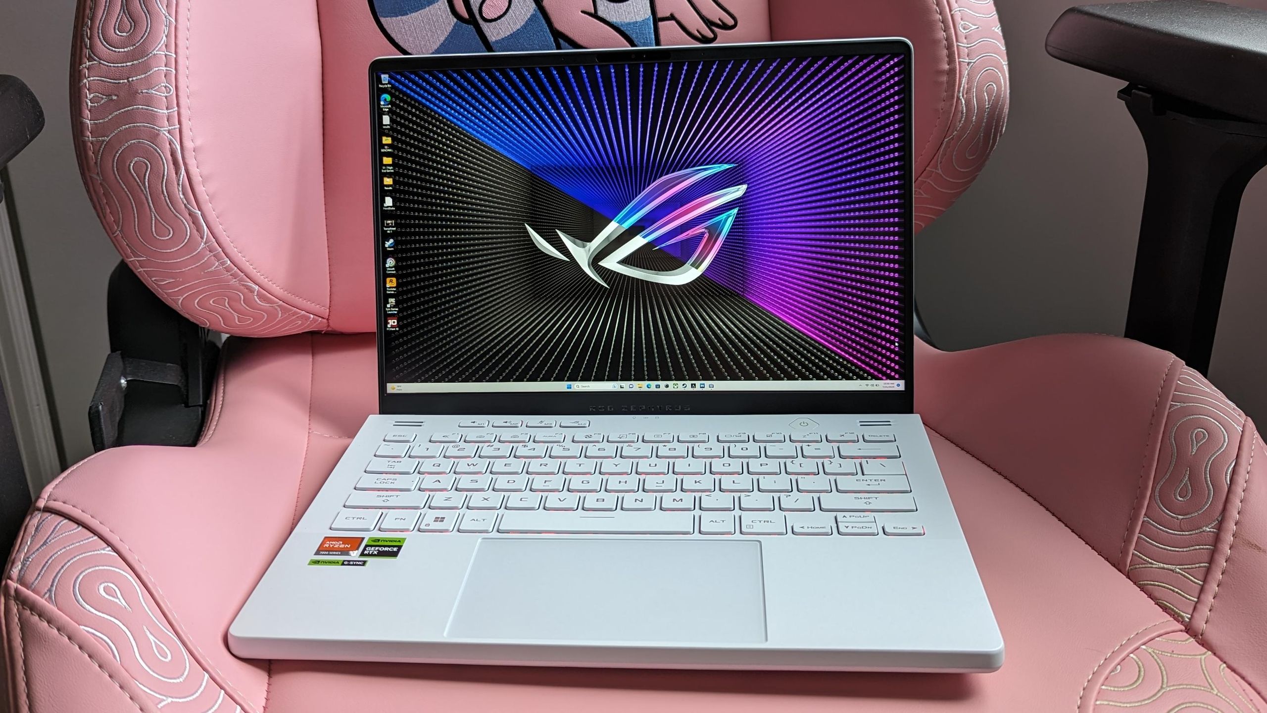 パソコン Asus Rog Zephyrus G14 Asus ROG Zephyrus G14 (2024) gaming laptop with Ryzen 8040HS and
