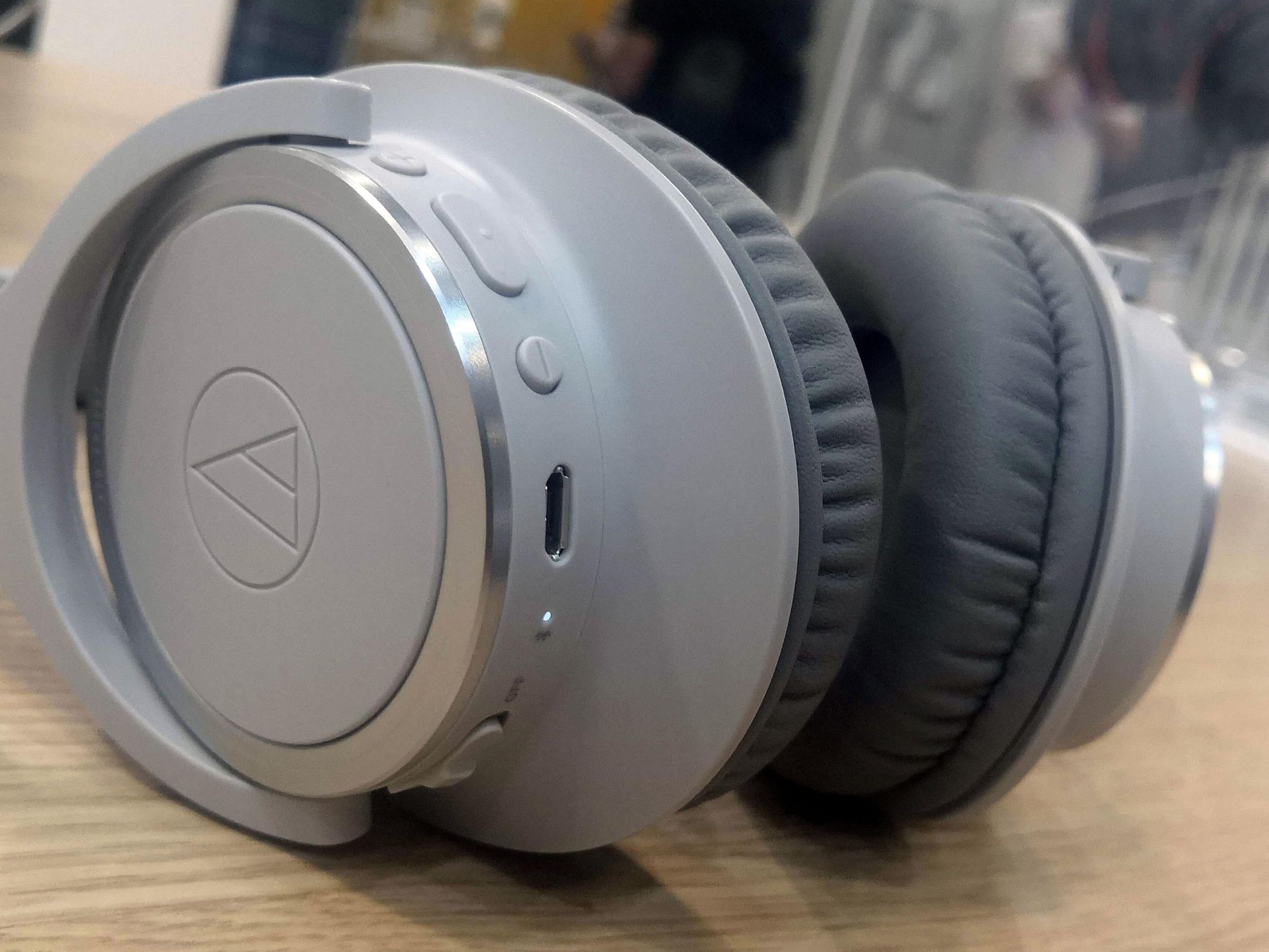 audio−technica ATH-SR30BT GY EaMsKXw5yGcwfswHNrRUgU.jpg