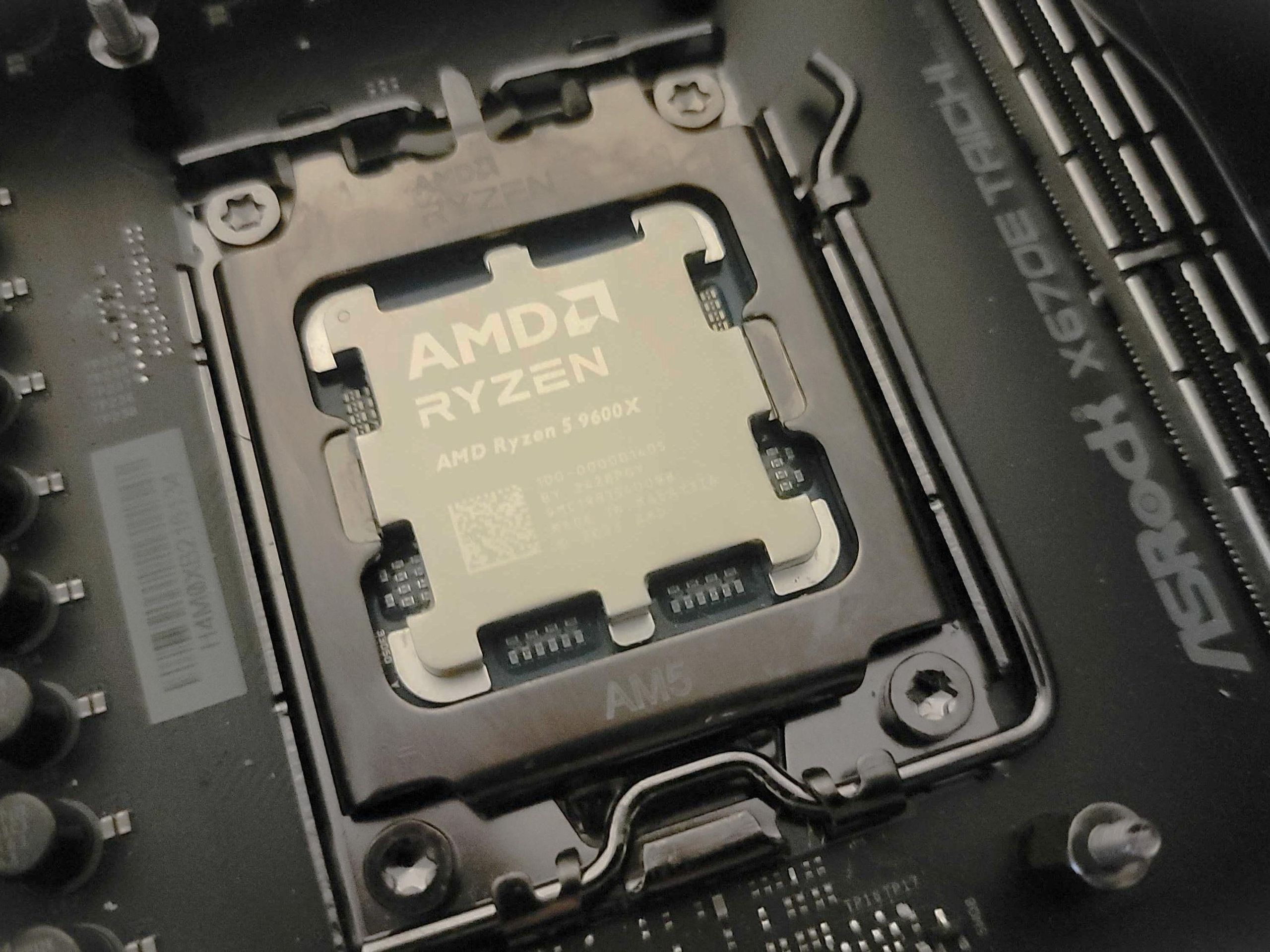 ド*ん様 CPU セット EFokyHyNetzybSSzz2Nbcb.jpg