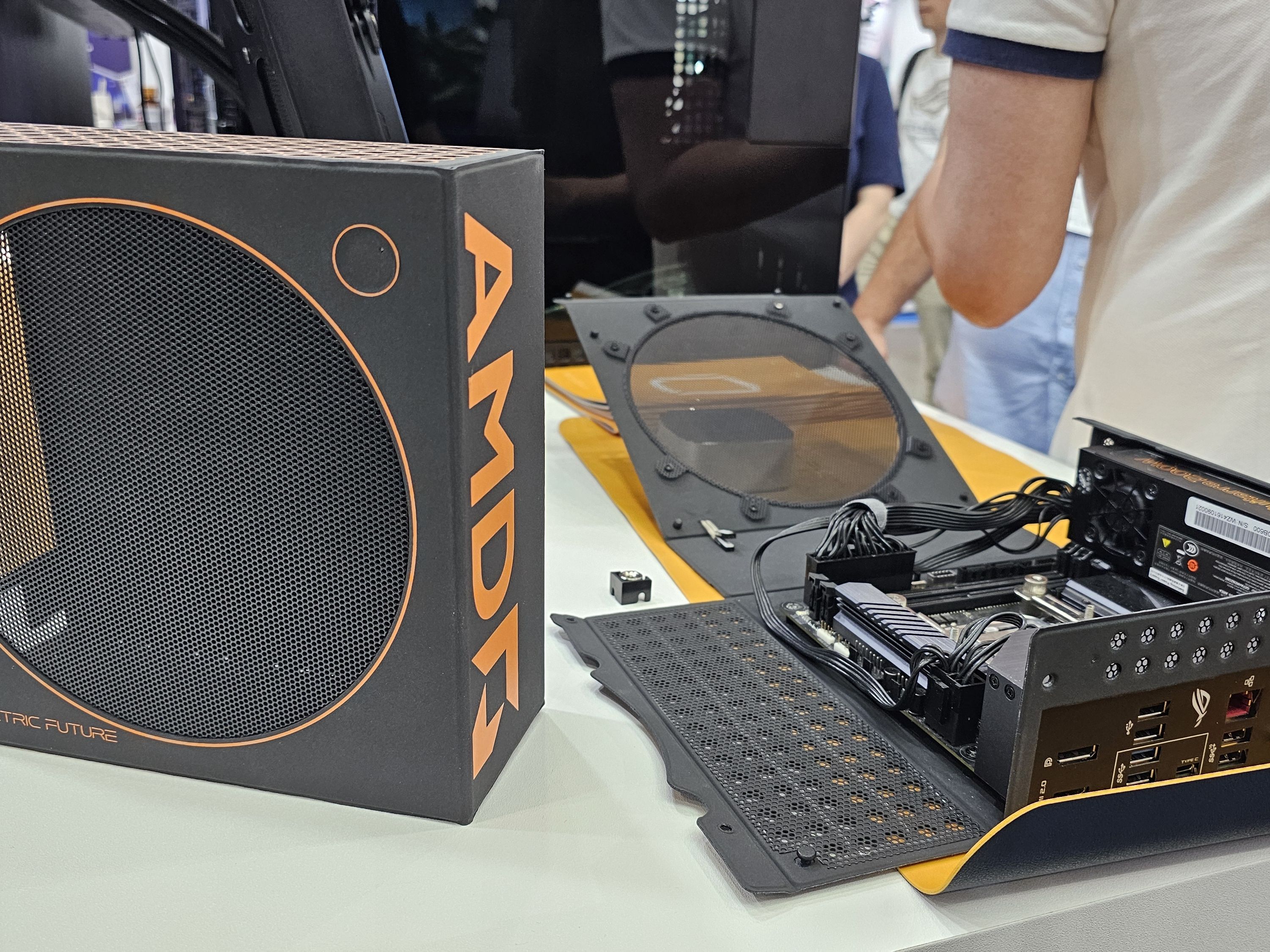 flamingo Min-ITX PCケース Model F Flamingo Geometric Future's Model 0 Flamingo is a PC case that folds
