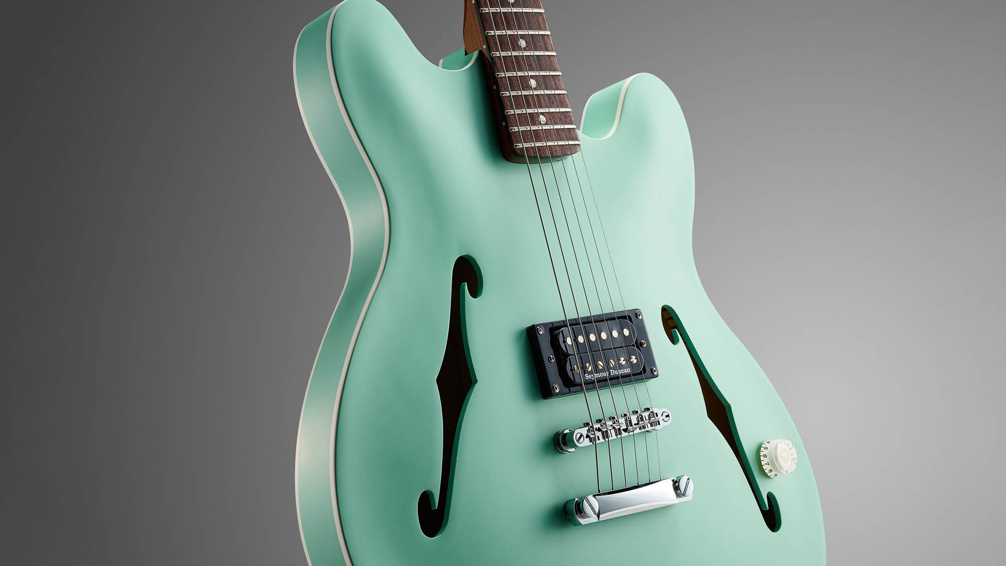 ギター Fender Tom Delonge Starcaster Blink 182 Tom Delonge shows Fender Custom Shop Starcaster for Blink-182