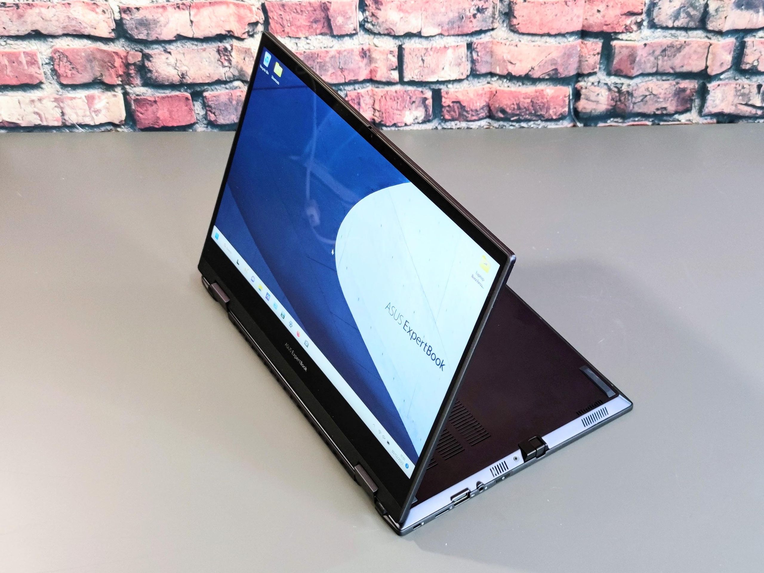 Asus ExpertBook B5 Flip review: A well-connected compact