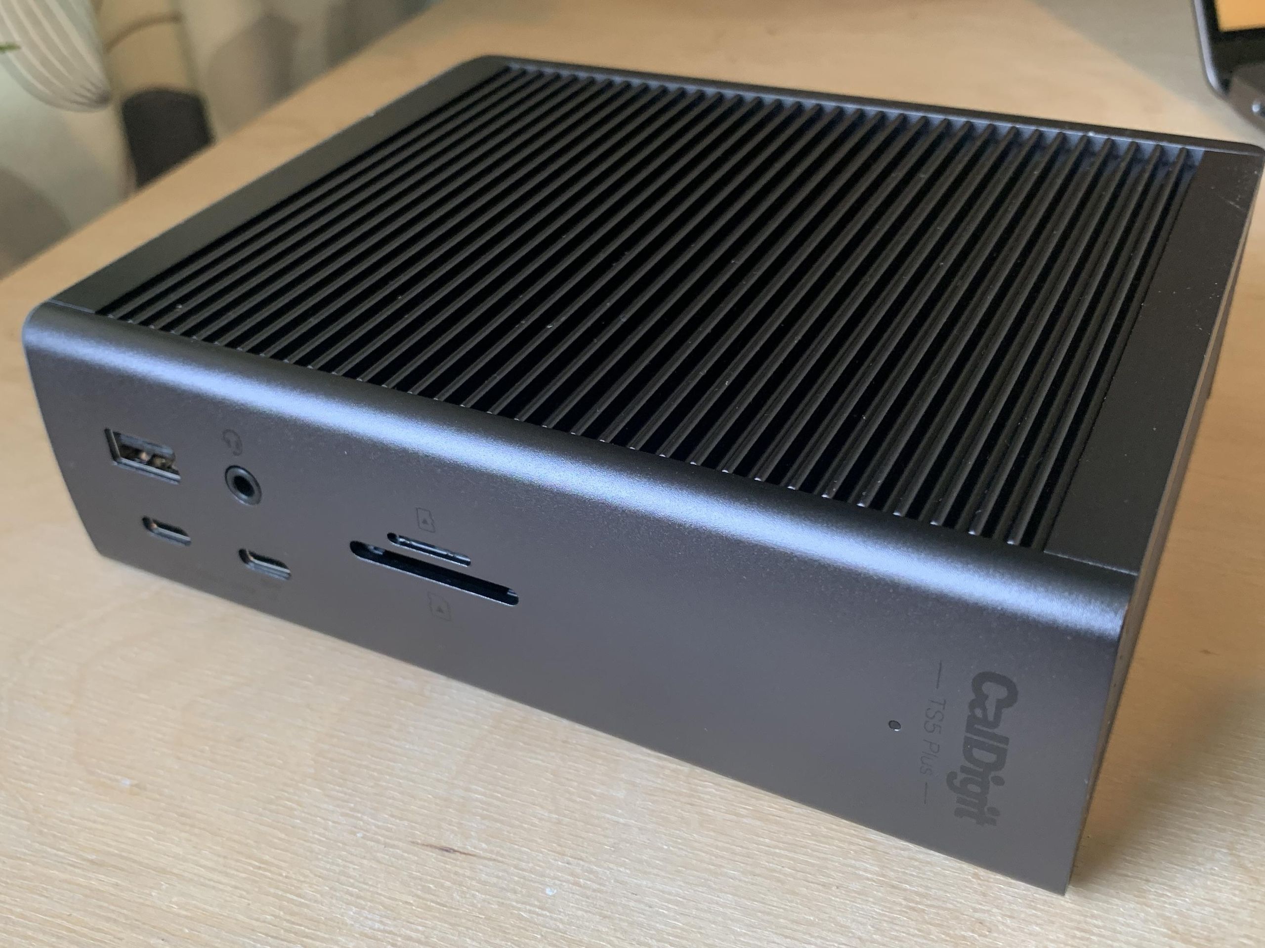 CalDigit TS5 Plus Thunderbolt5 ドック Amazon.com: CalDigit TS5 Plus - Thunderbolt 5 Dock - 20 Port,10GbE