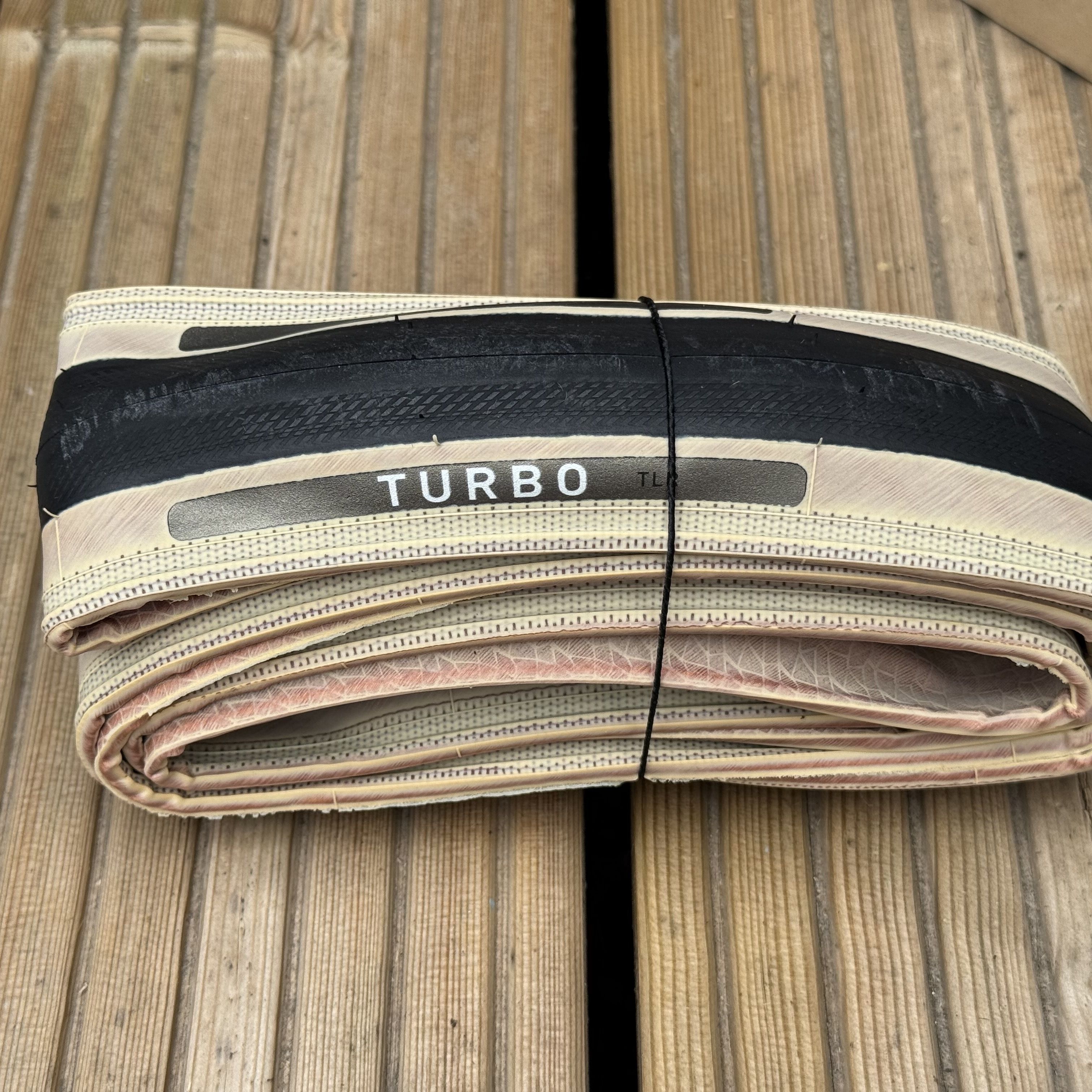 S-WORKS TURBO GRIPTON チューブラータイヤ 28x26mm Specialized S-Works Turbo TLR Review: Wide, grippy, and fast