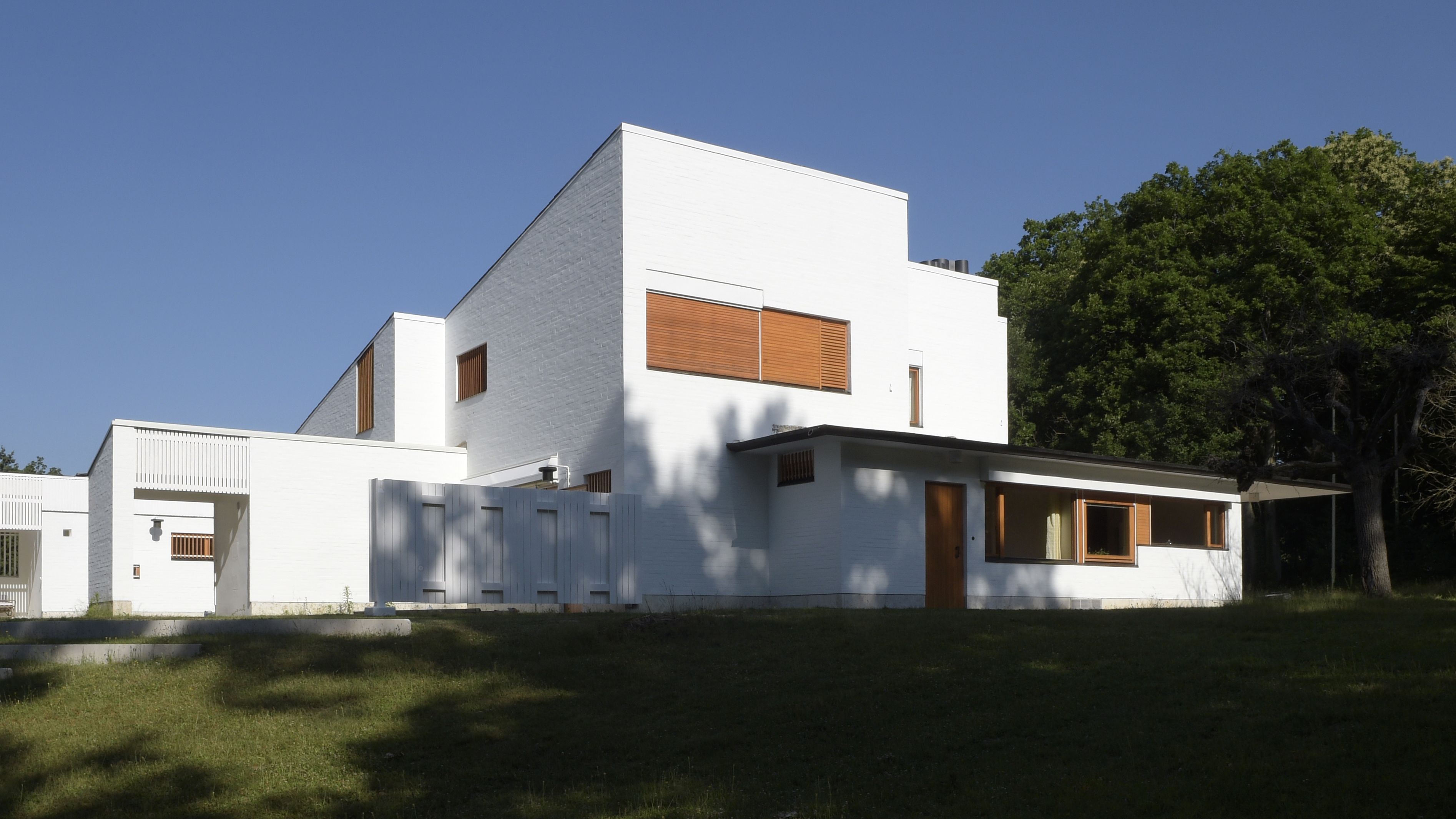 Explore Alvar Aalto's Maison Louis Carré in France | Wallpaper