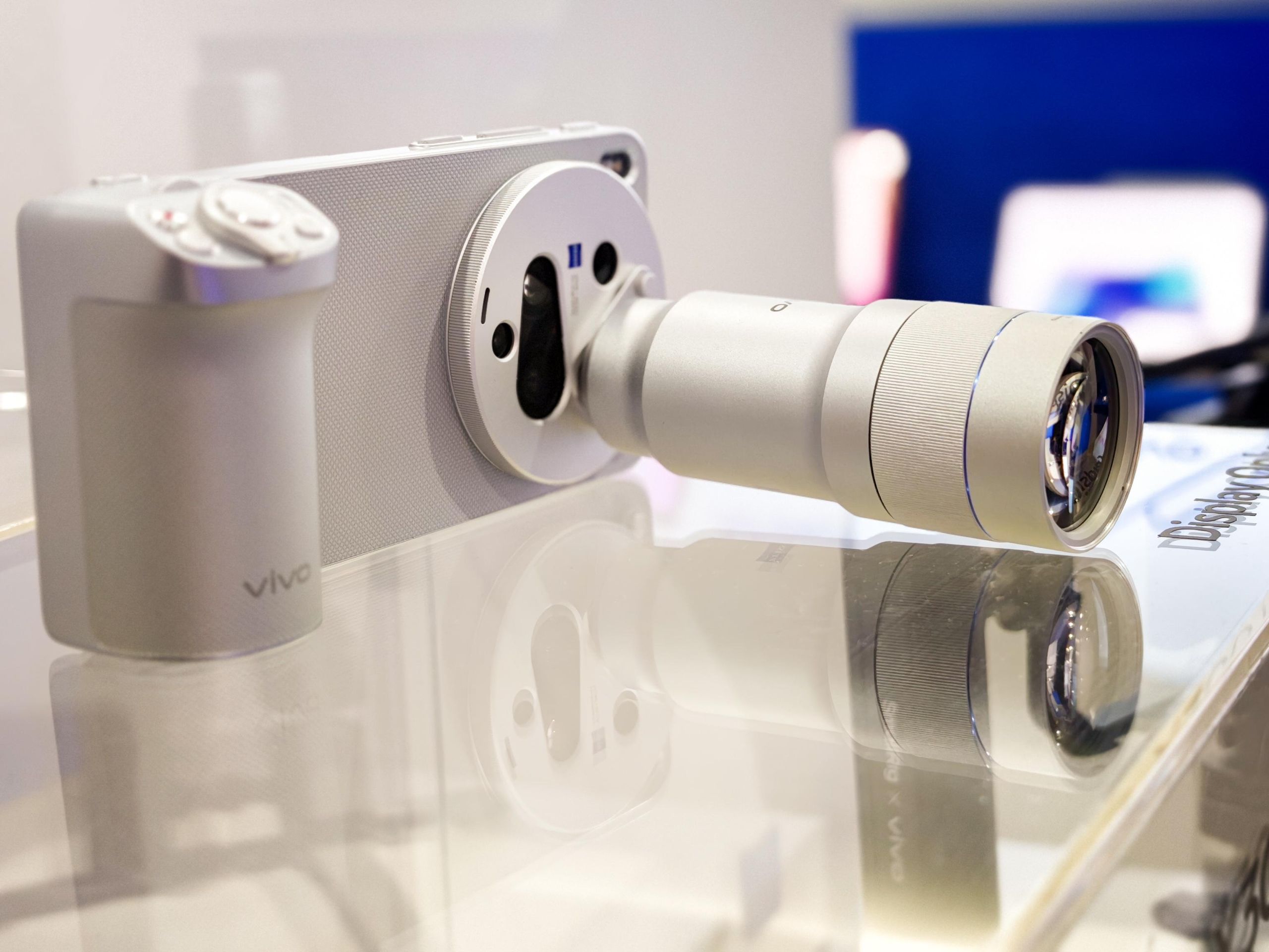 Vivo's X300 Ultra lands in China, makes the Galaxy S26 Ultra look