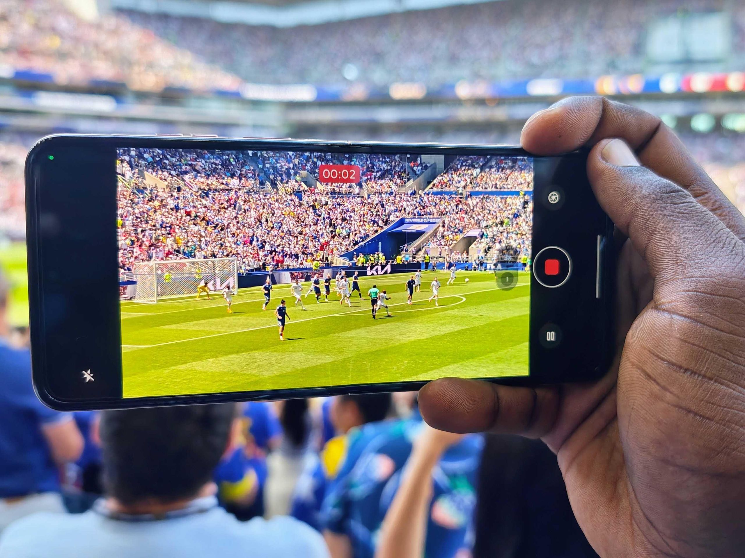 I went to a FIFA World Cup match with the Motorola Razr. Here are
