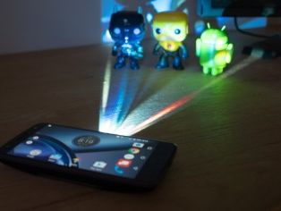 Moto Insta-Share Projetor: the coolest Moto Z Mod is half off