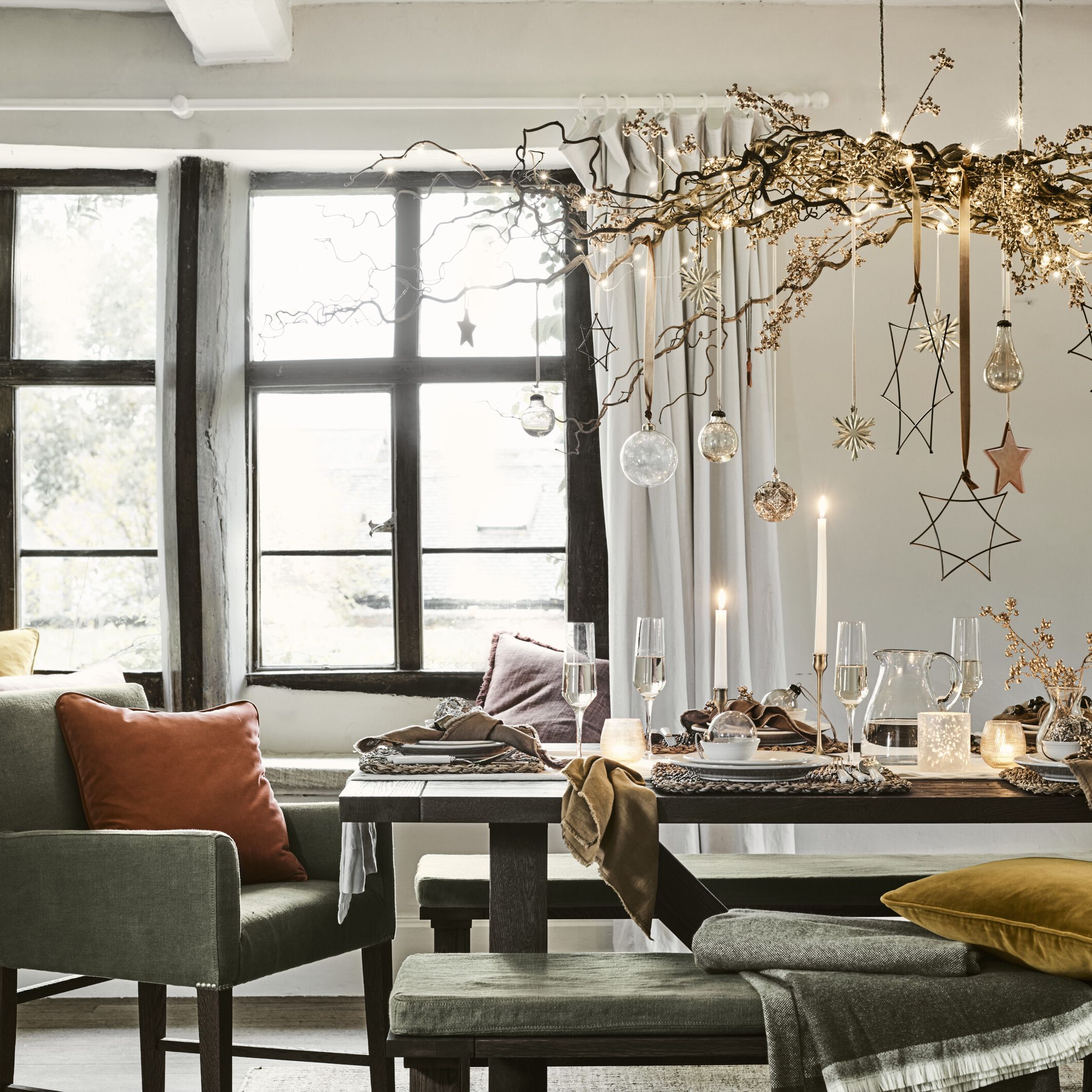 how to dress a dining table for christmas Farmhouse Dining Room Christmas Decorations