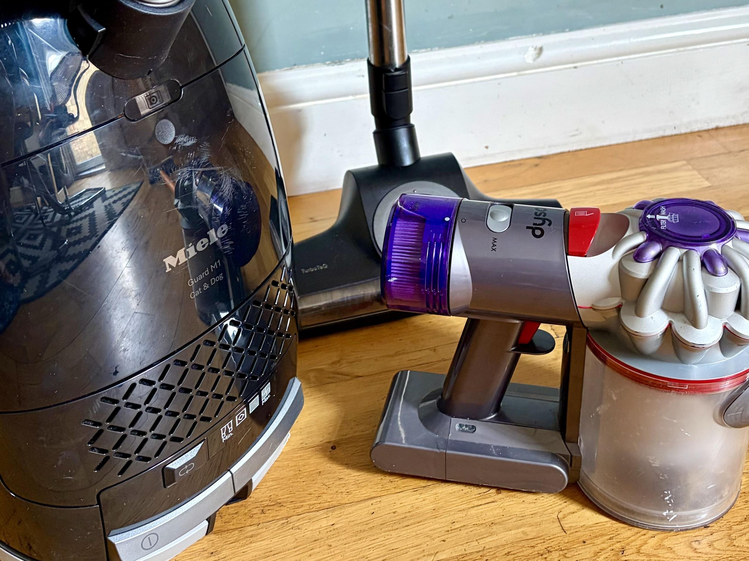 ま*も様 Dyson V8 全てクリーニング済 I swapped my Dyson V8 for the corded Miele Guard M1, and I'm never