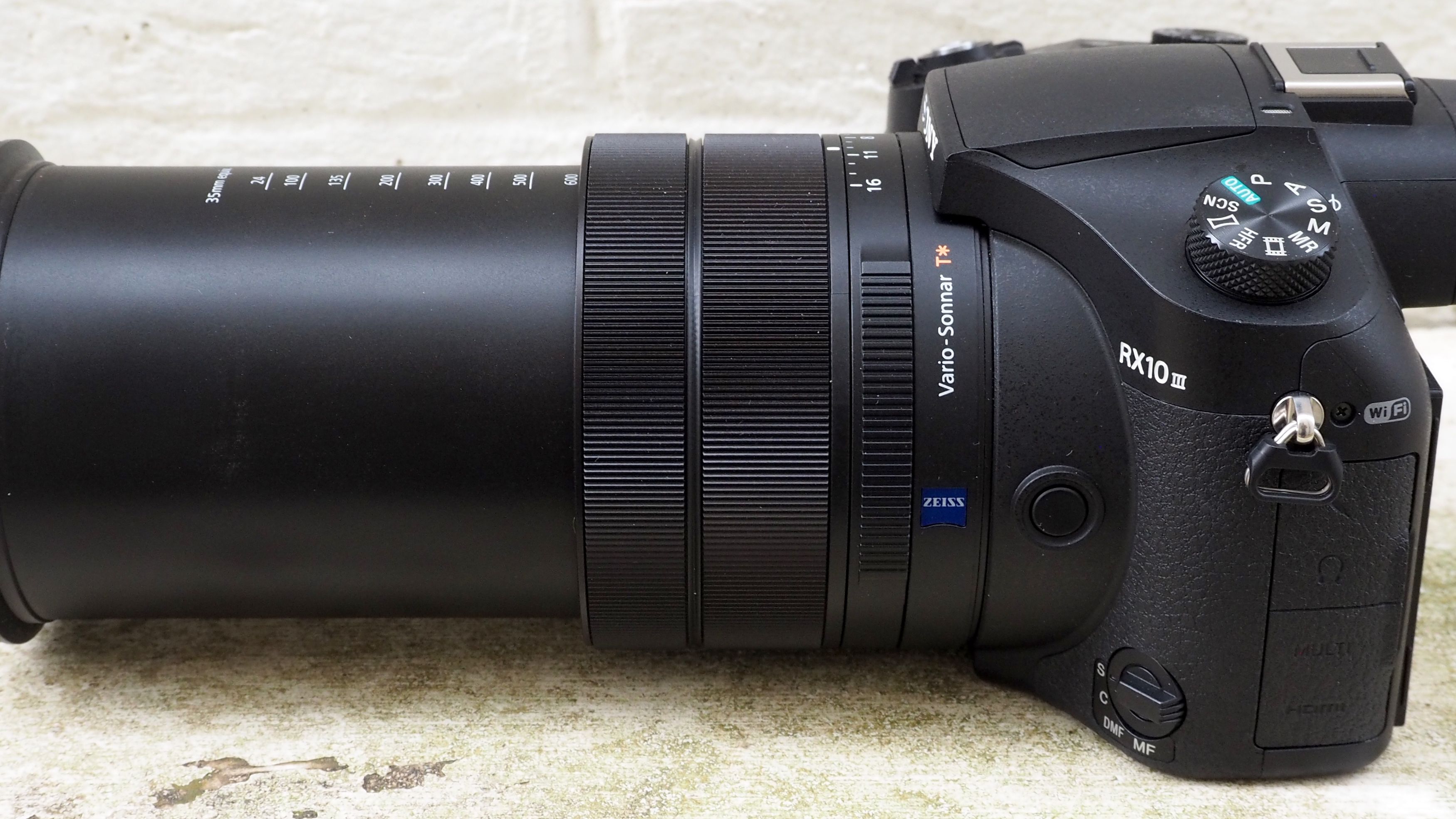 ソニー RX10 M3 Sony RX10 III with F2.4-4 large-aperture 24-600 mm zoom lens