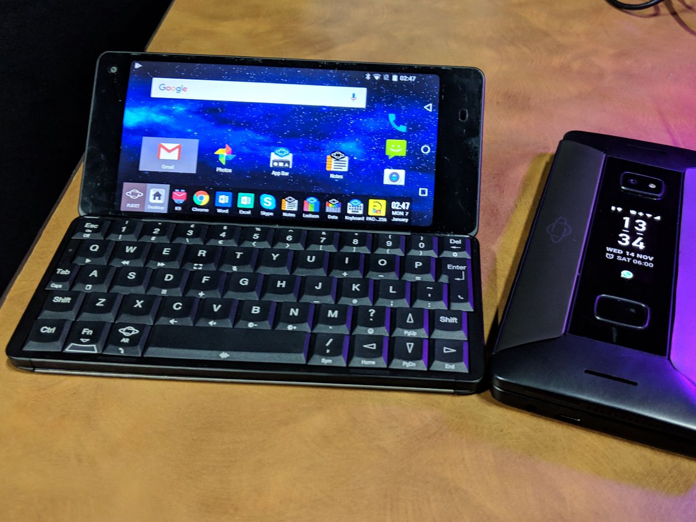 その他ノートPC本体 Planet Computers Cosmo Communicator Hands On With Planet's Bizarre But Unique Cosmo Communicator