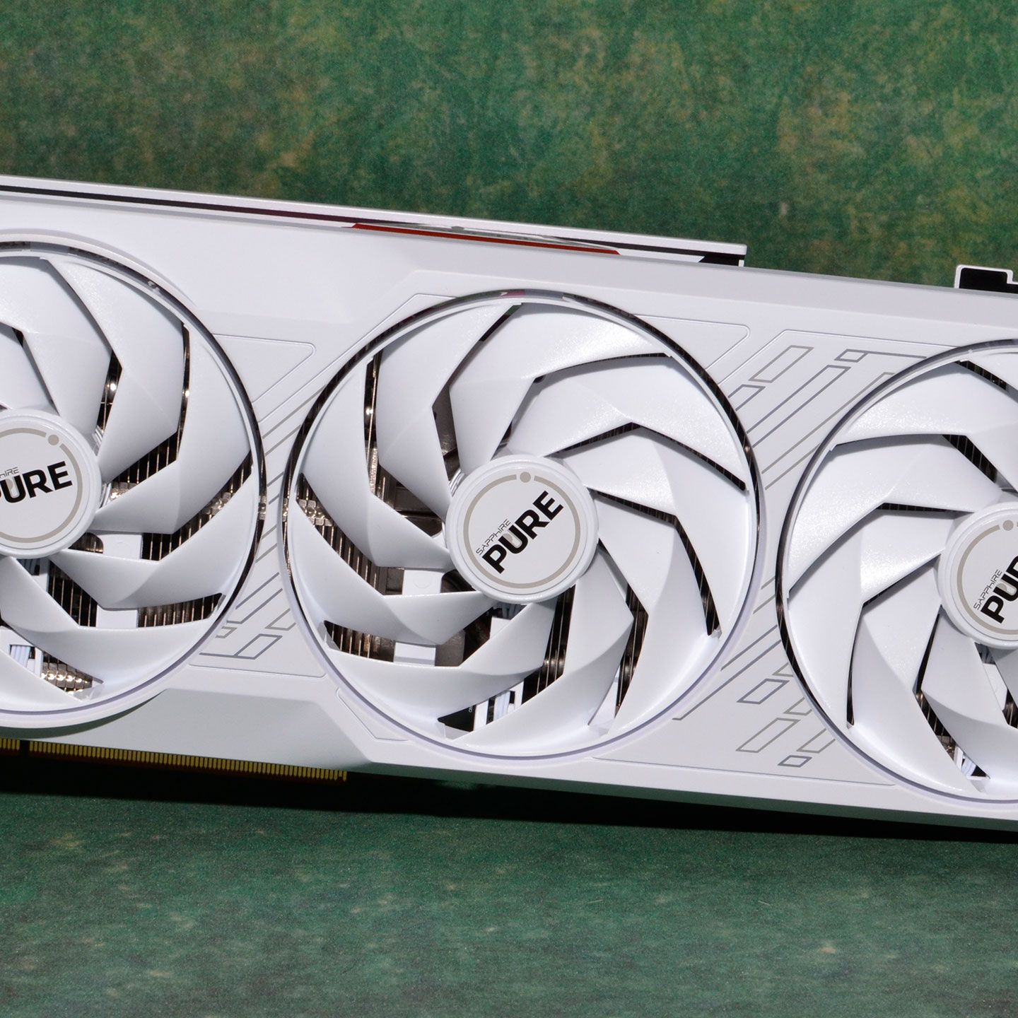 Scheda Video Sapphire PURE AMD Radeon RX 9070 Gaming OC - 16GB, Dual HDMI, Dual DP - Foto 4