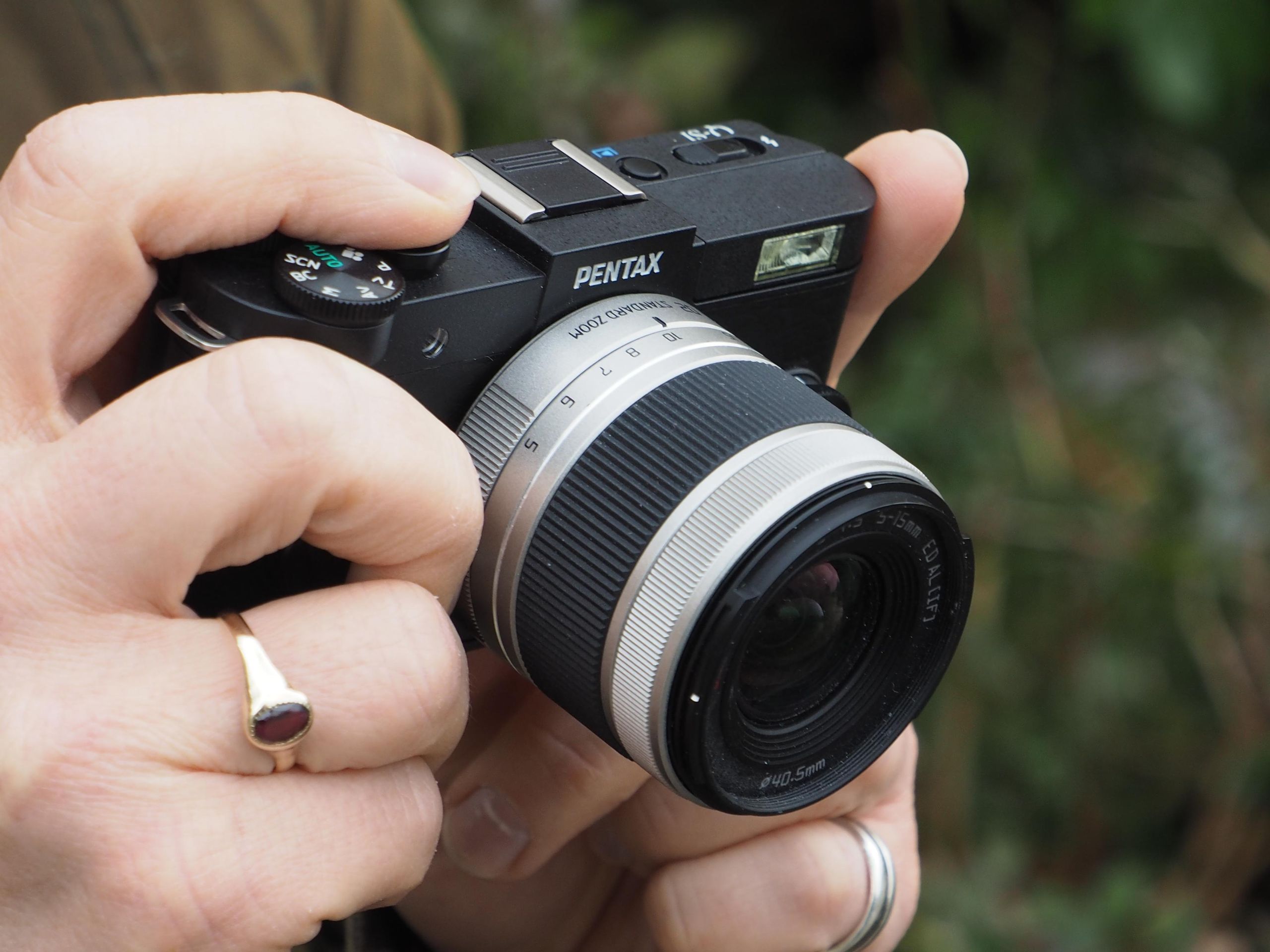 デジタルカメラ RICOH PENTAX Q-S1 リコー、質感を高めたクラシカルな小型一眼カメラ「PENTAX Q-S1
