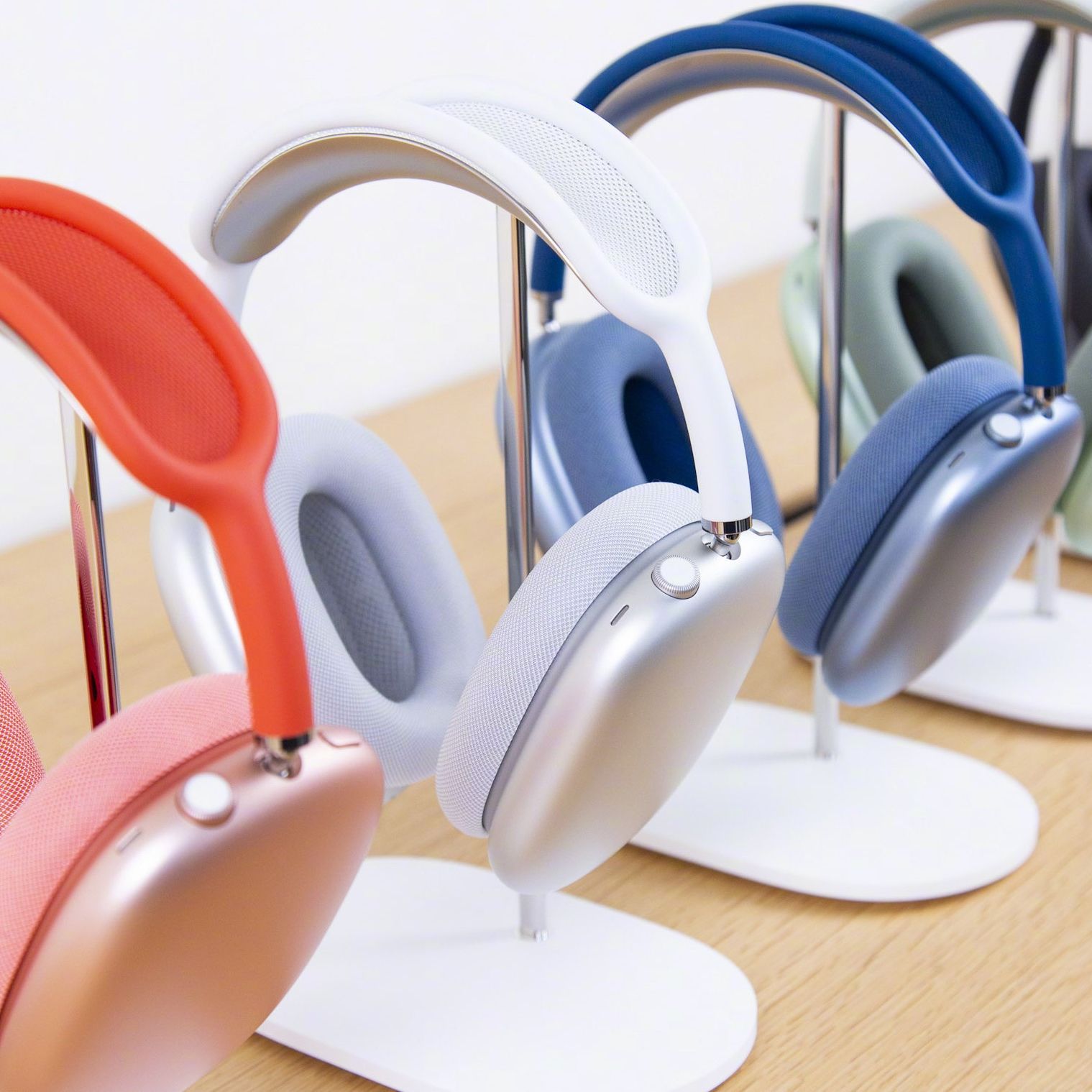 B-MAX　AirPods pro 2 Amazon Announces Apple AirPods Sale: AirPods Max + Pro 2 On-Sale