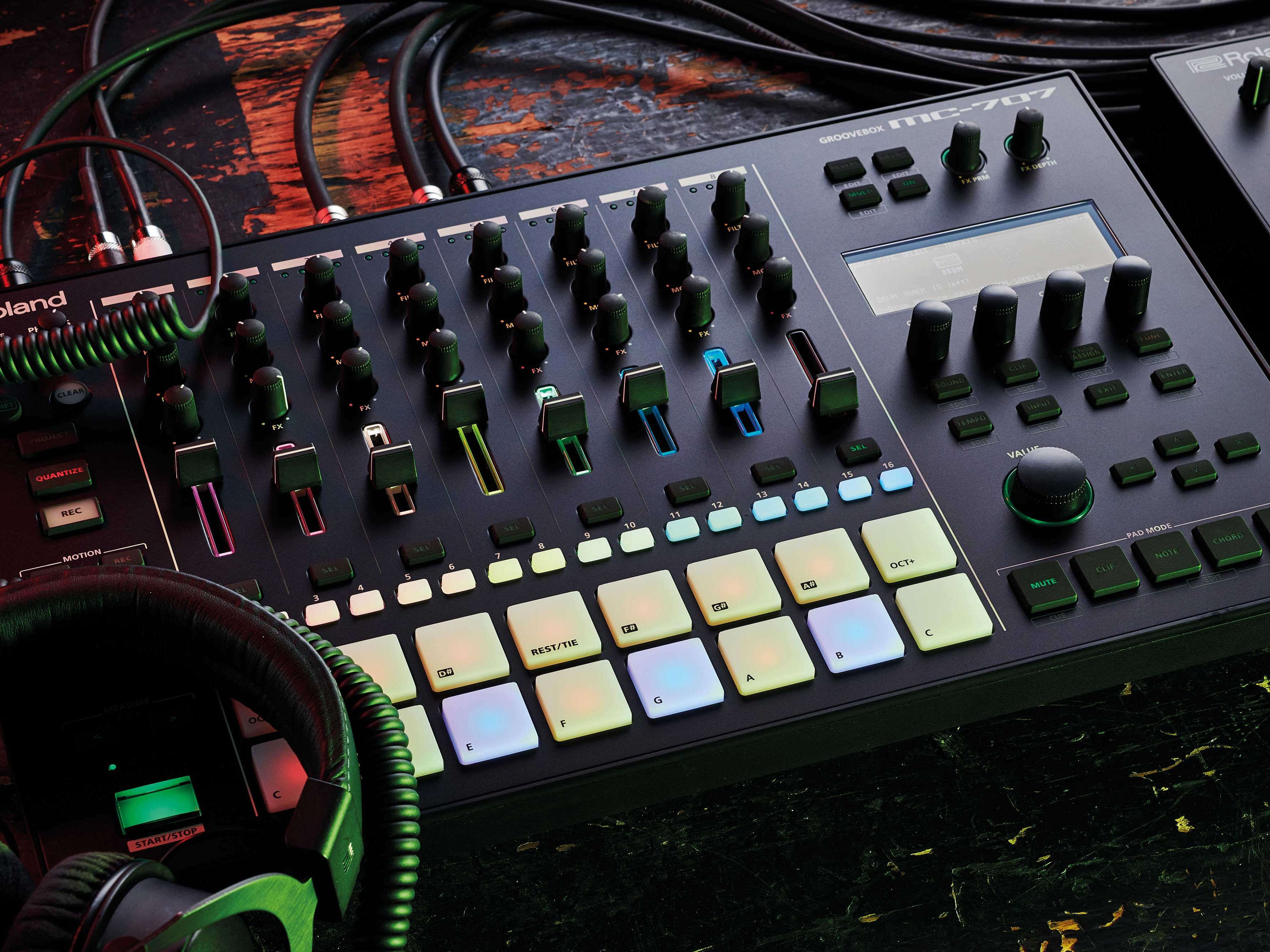 DTM・DAW Roland GROOVEBOX MC-707 Amazon.com: Roland MC-707 Groovebox Professional Music