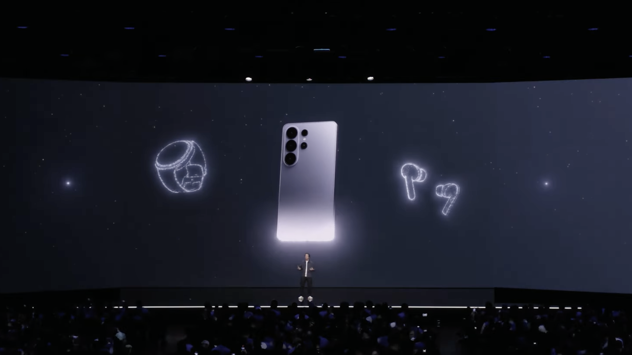 لقطة شاشة من الكلمة الرئيسية لـ Galaxy Unpacked 2026 من سامسونج، والتي تُظهر أن S26 محاط بنظام Buds والأجهزة القابلة للارتداء