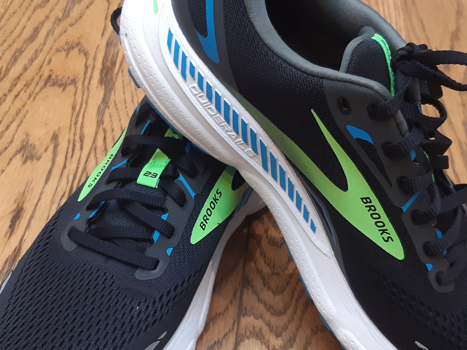 Brooks Adrenaline GTS 23 Shoes Men Size 9.5 1103911D429 Blue Green Running Cut in half: Brooks Adrenaline GTS 23 Review | RunRepeat main image 3