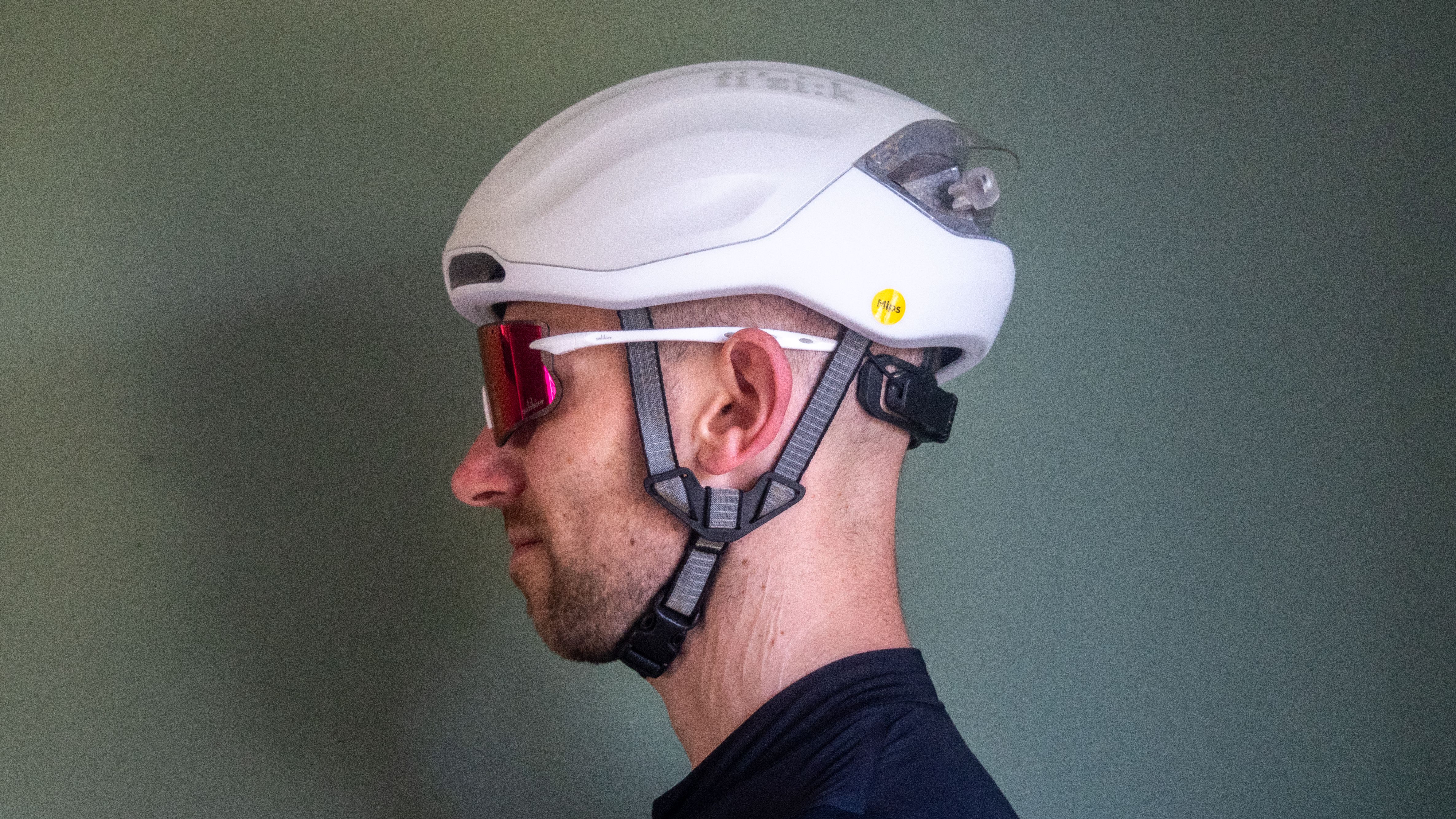 A man wearing a white Fixik Kudo aero helmet